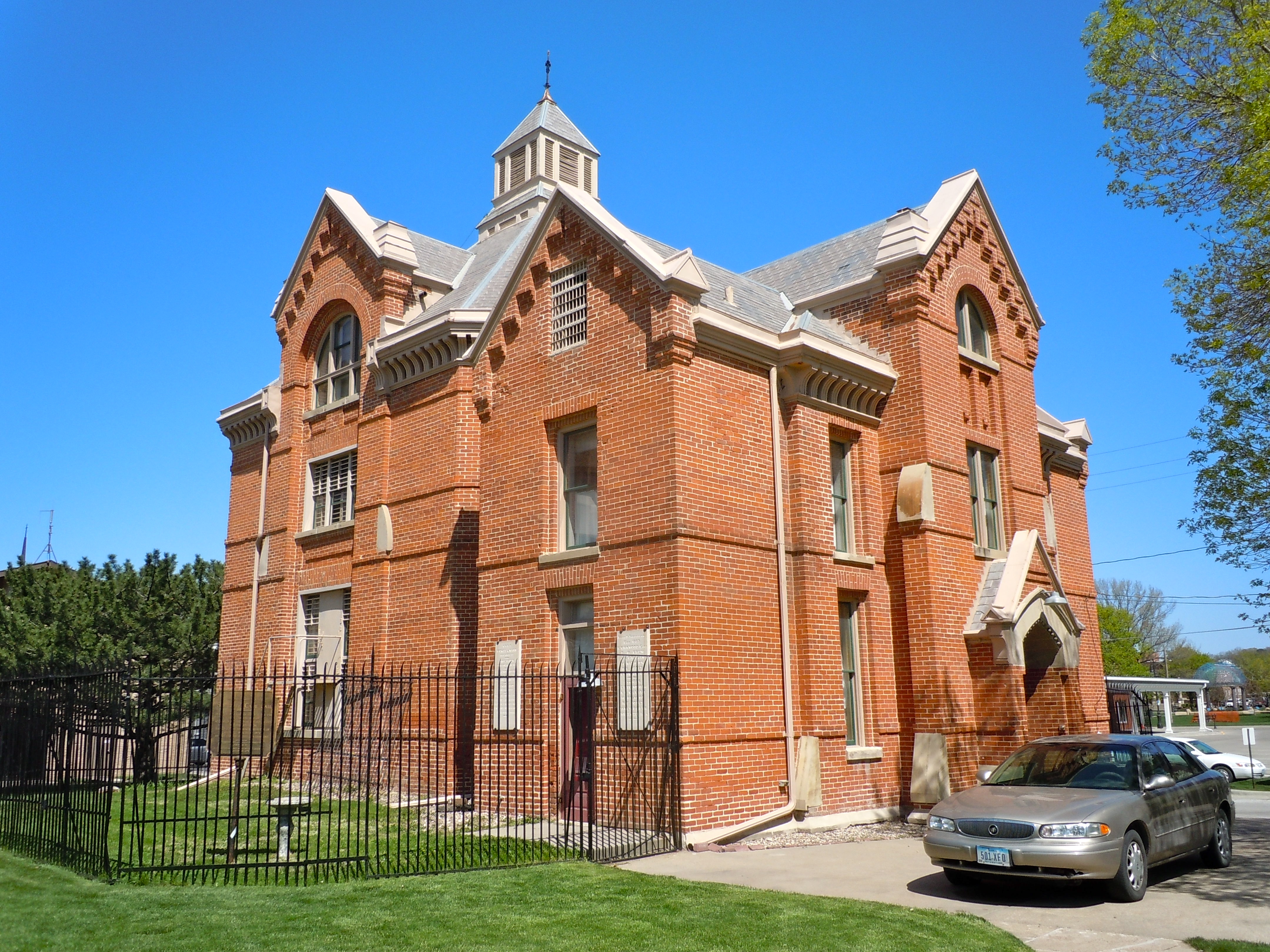 3. Squirrel Cage Jail in Council Bluffs (image credits: wikimedia)