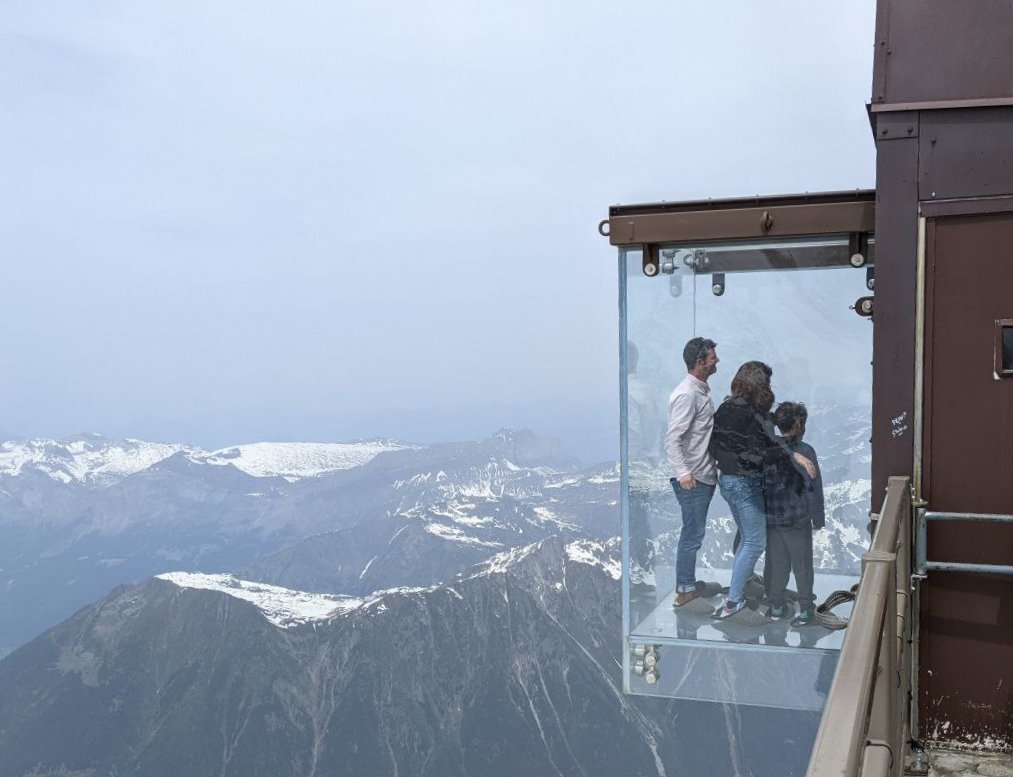 Aiguille du Midi Skywalk, France (image credits: wikimedia)