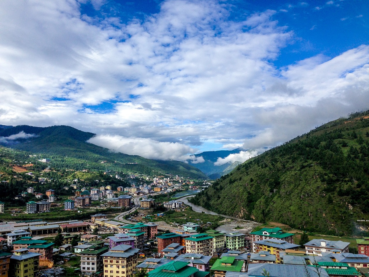 Bhutan: Carbon-Negative Tourism and Cultural Preservation (image credits: pixabay)