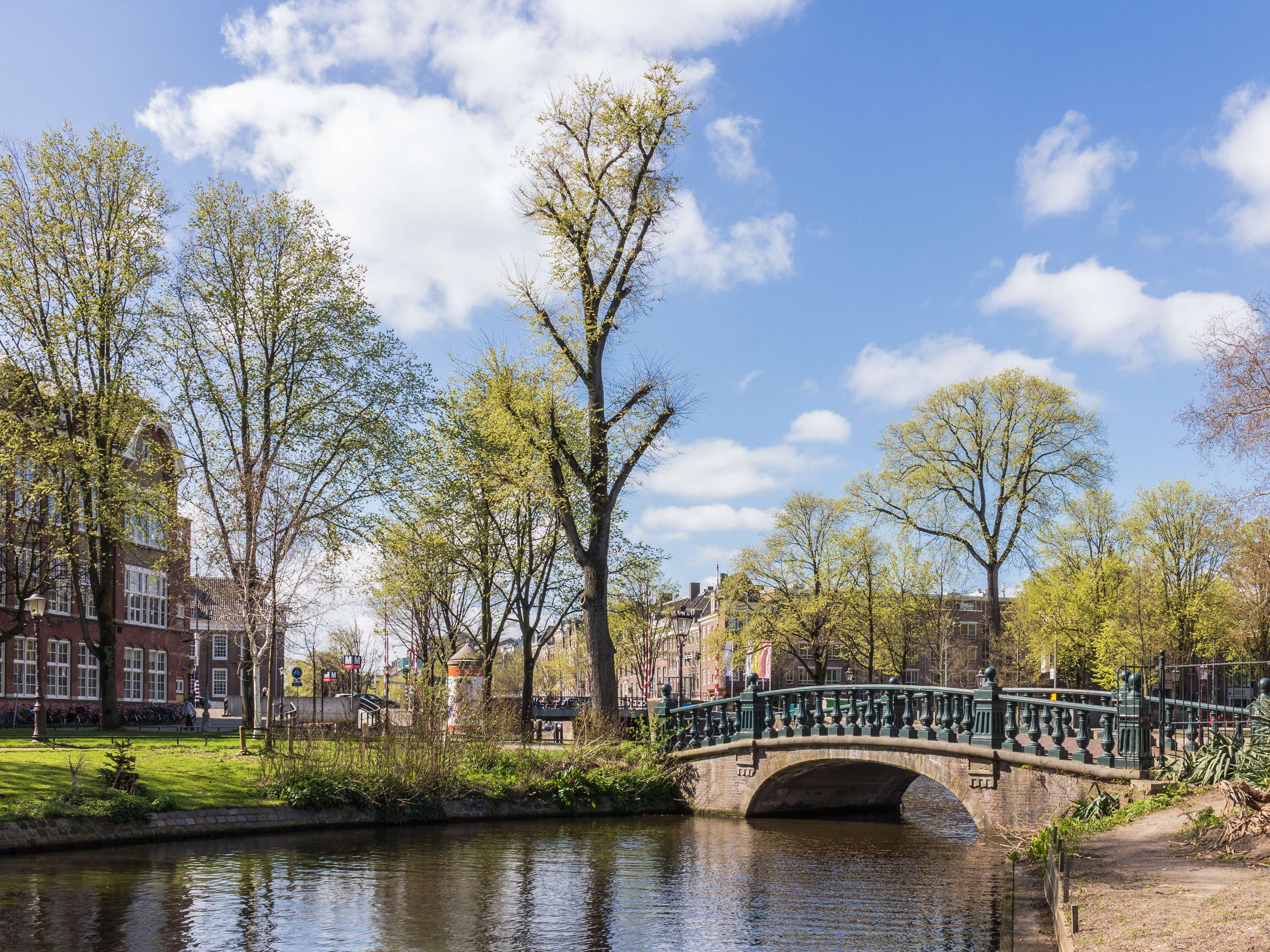 Amsterdam’s Push Beyond the Center (image credits: wikimedia)