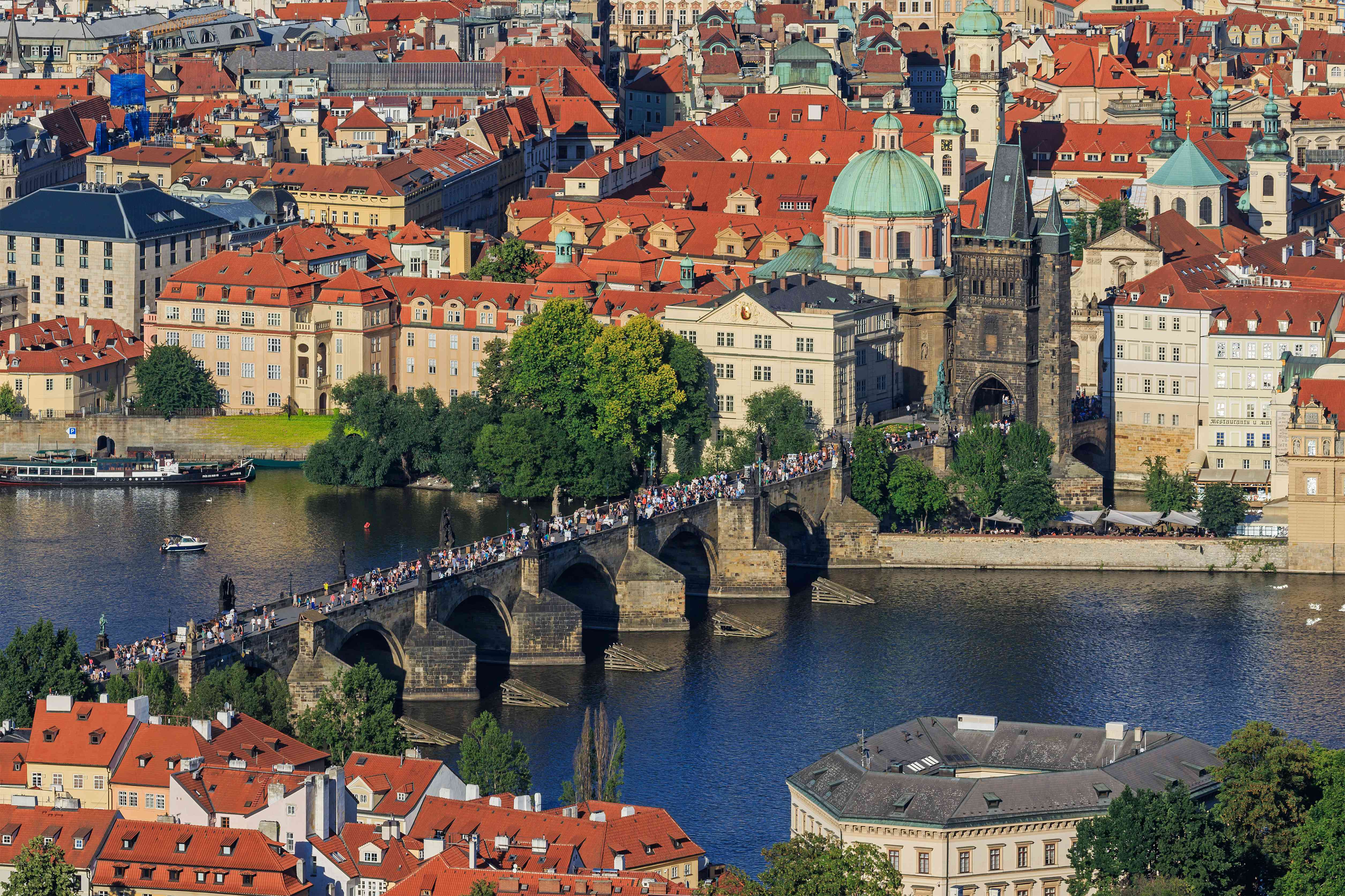 The Enchanting Charles Bridge (image credits: wikimedia)