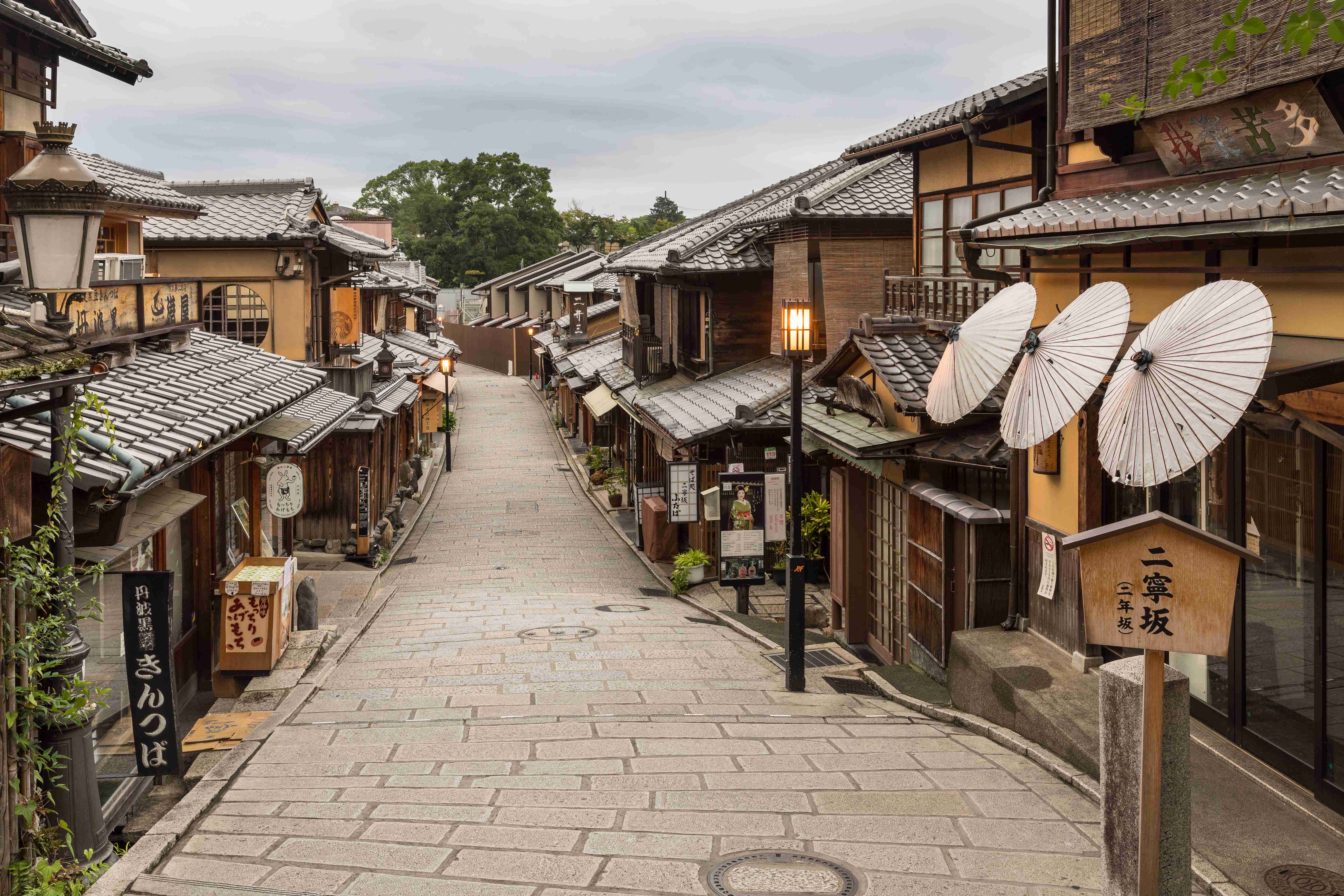 Japan Tradition Meets Cutting Edge (image credits: wikimedia)