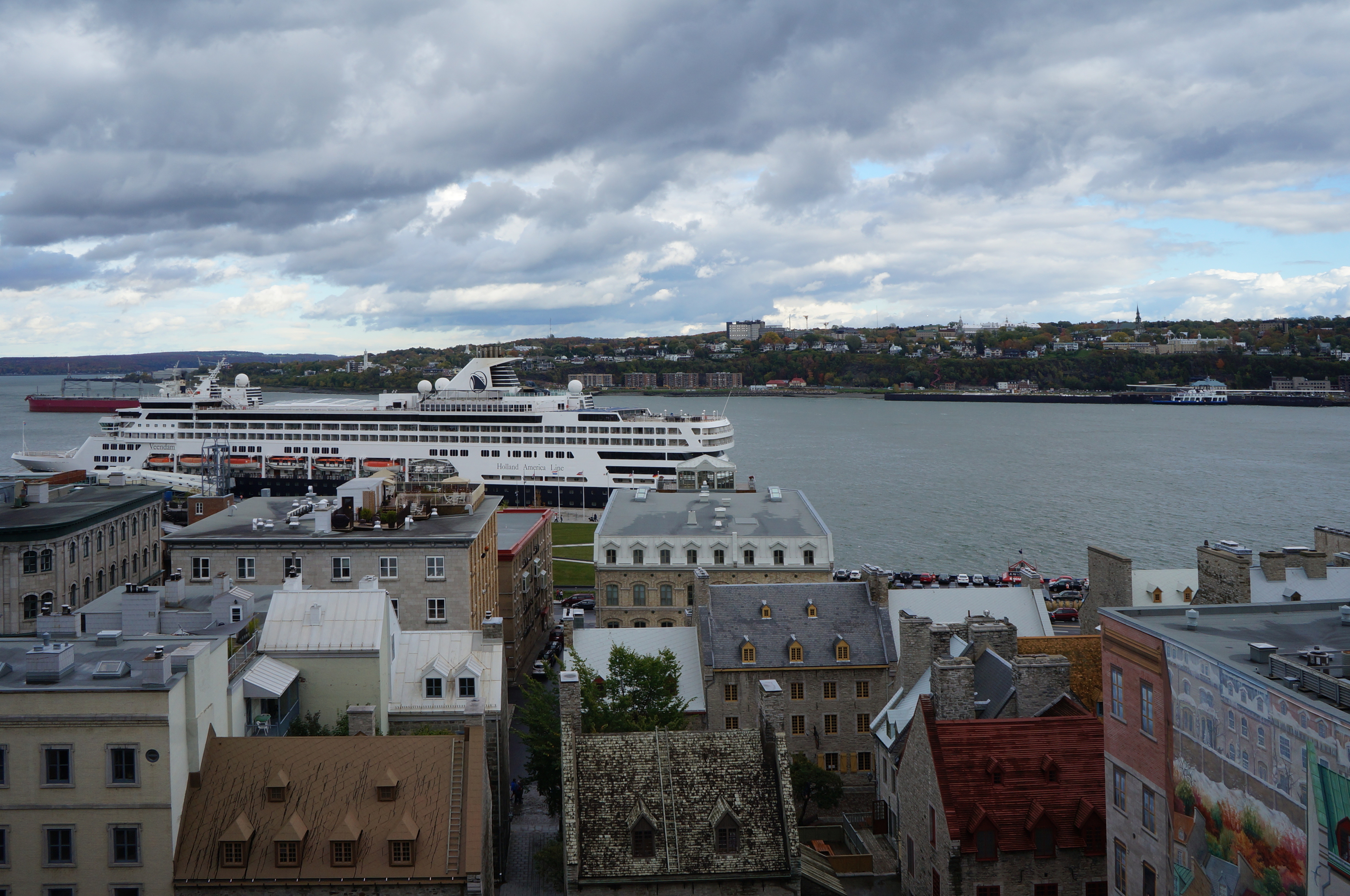 Quebec City Old World Charm in a Modern Swarm (image credits: wikimedia)