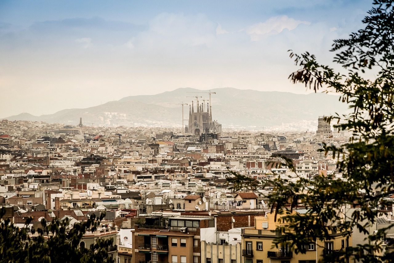 Barcelona: Gaudí's Dreams and Digital Realities (image credits: pixabay)