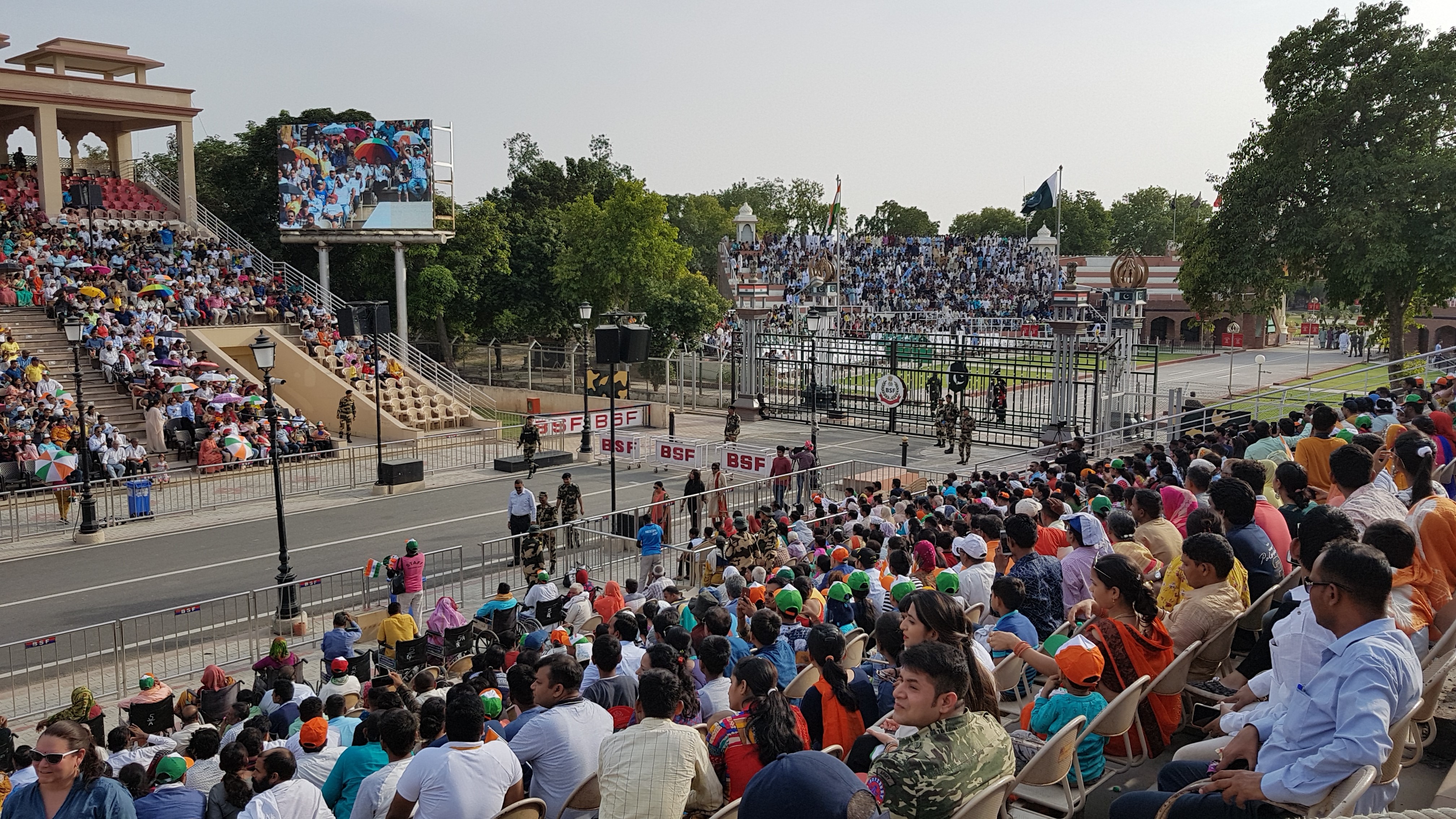 The India-Pakistan Border at Wagah (image credits: wikimedia)