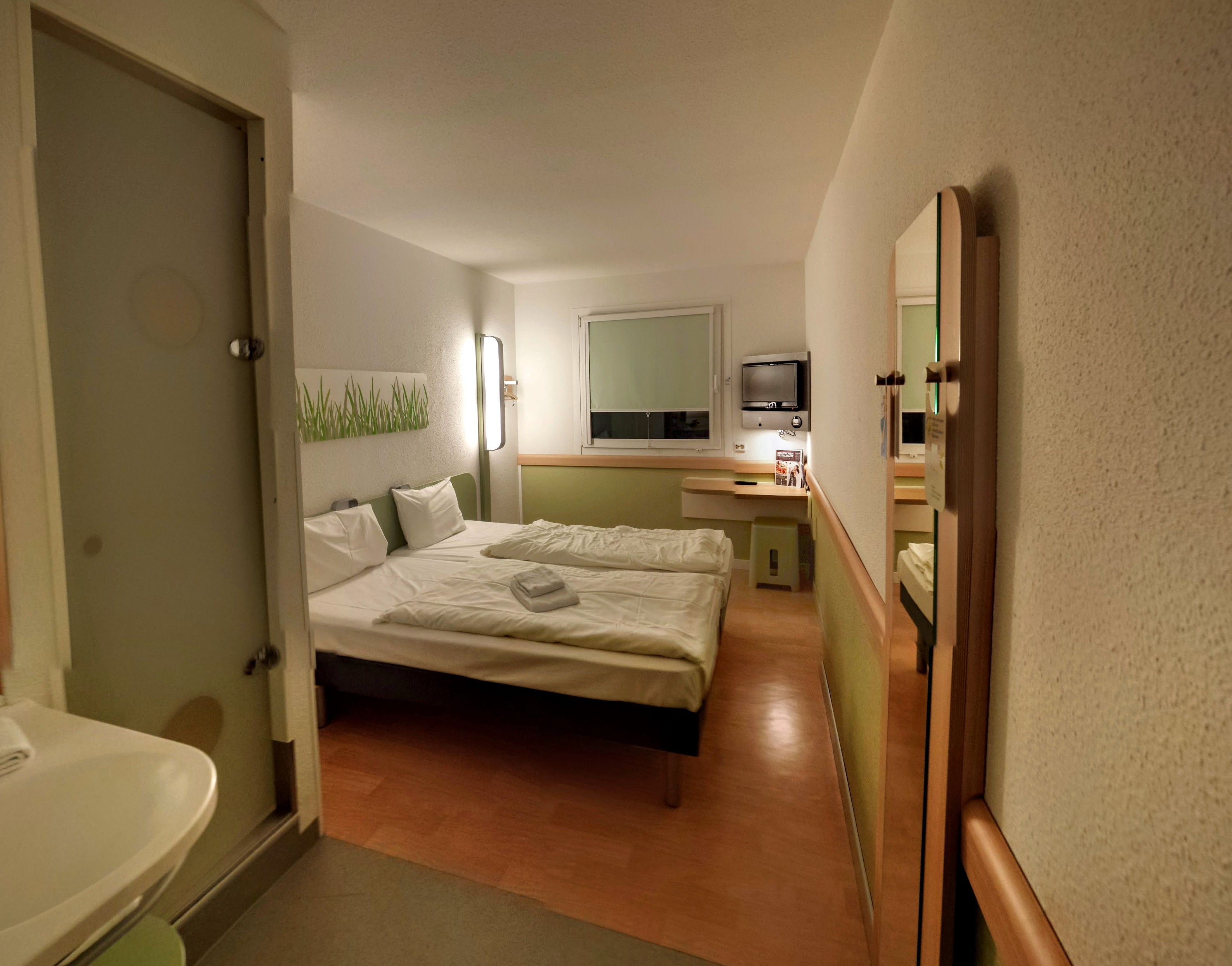 Last-Minute Deals: Finding Budget-Friendly Accommodations (image credits: wikimedia)