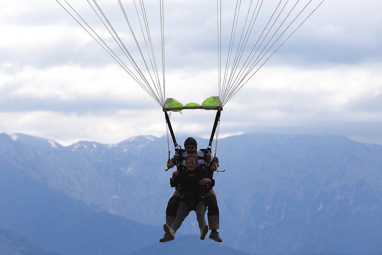 Skydiving (image credits: pixabay)