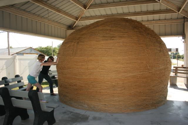 The World’s Largest Ball of Twine, Kansas (image credits: wikimedia)