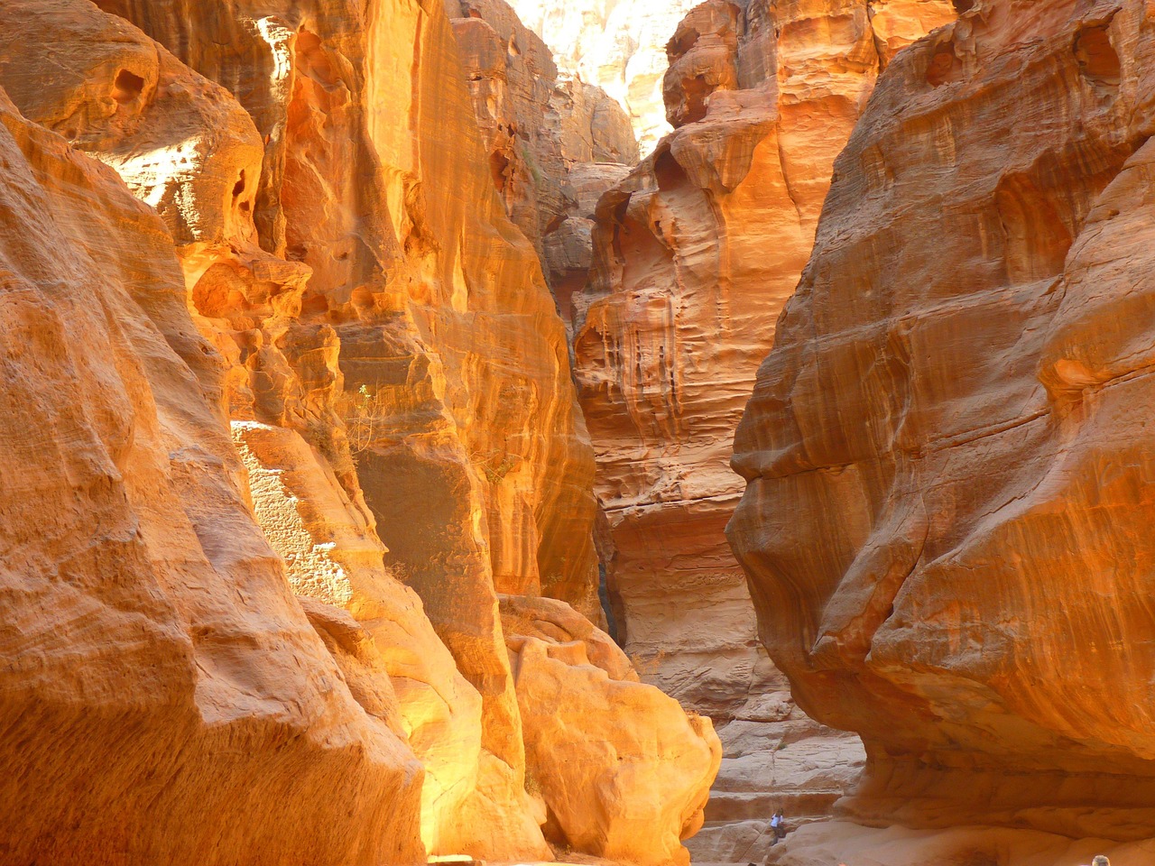 The Siq: A Natural Gateway (image credits: pixabay)