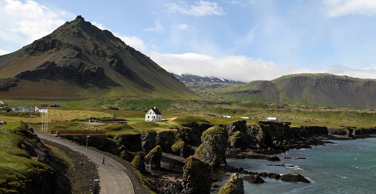Iceland: Community and Nature (image credits: pixabay)