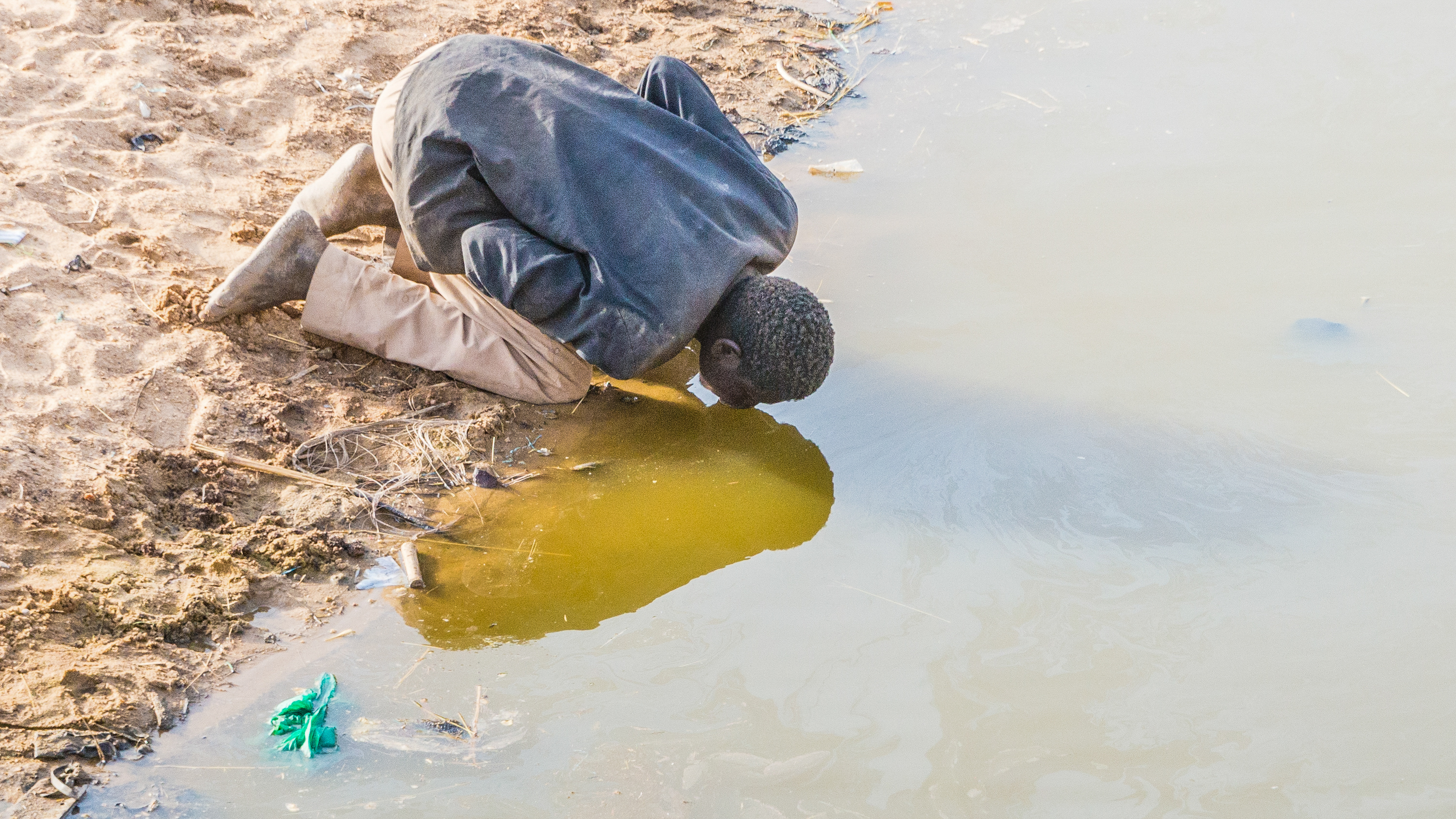 Yemen: Water Scarcity Amid Humanitarian Crisis (image credits: wikimedia)