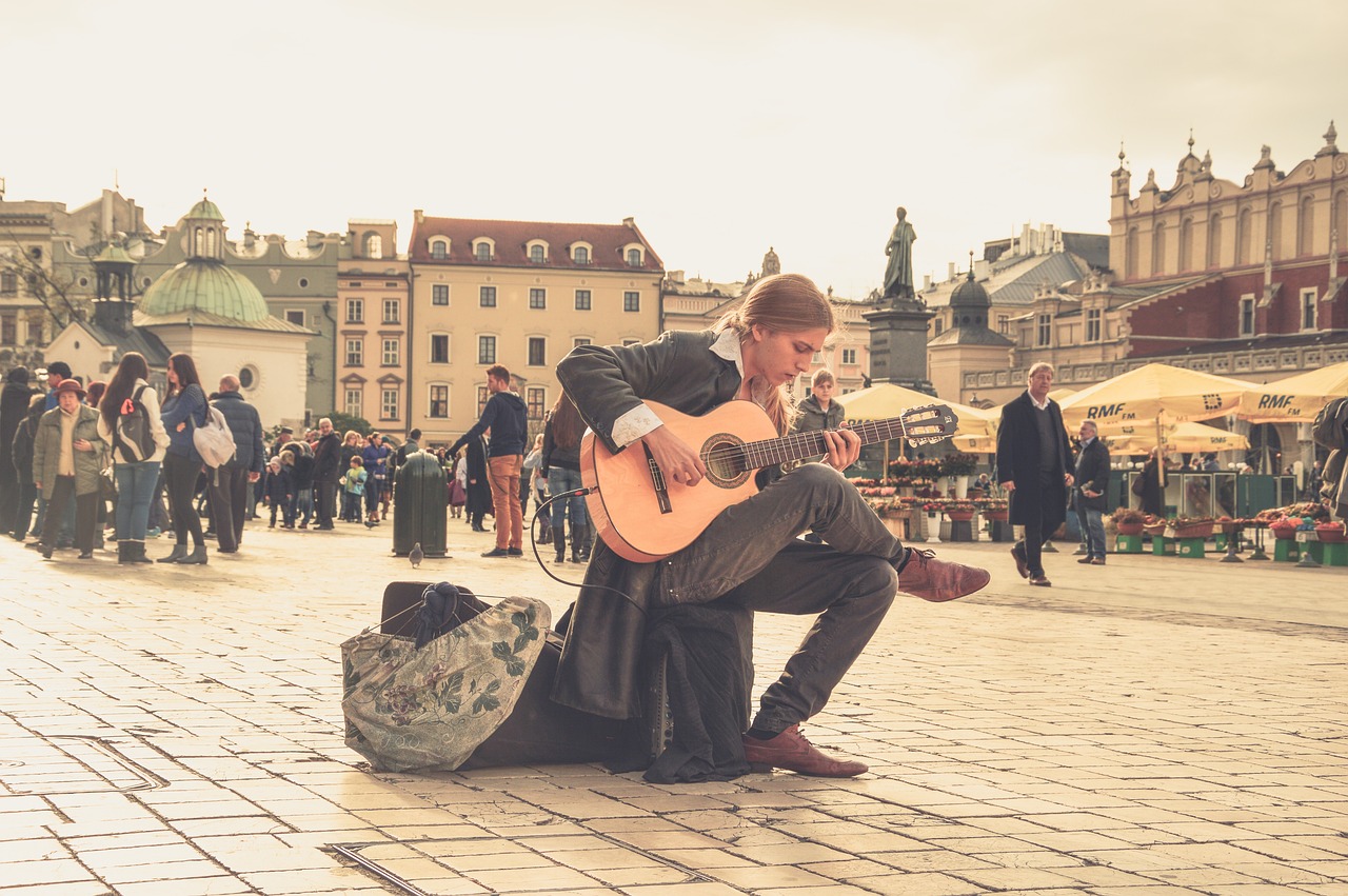 Vibrant Streets and New Warnings (image credits: pixabay)