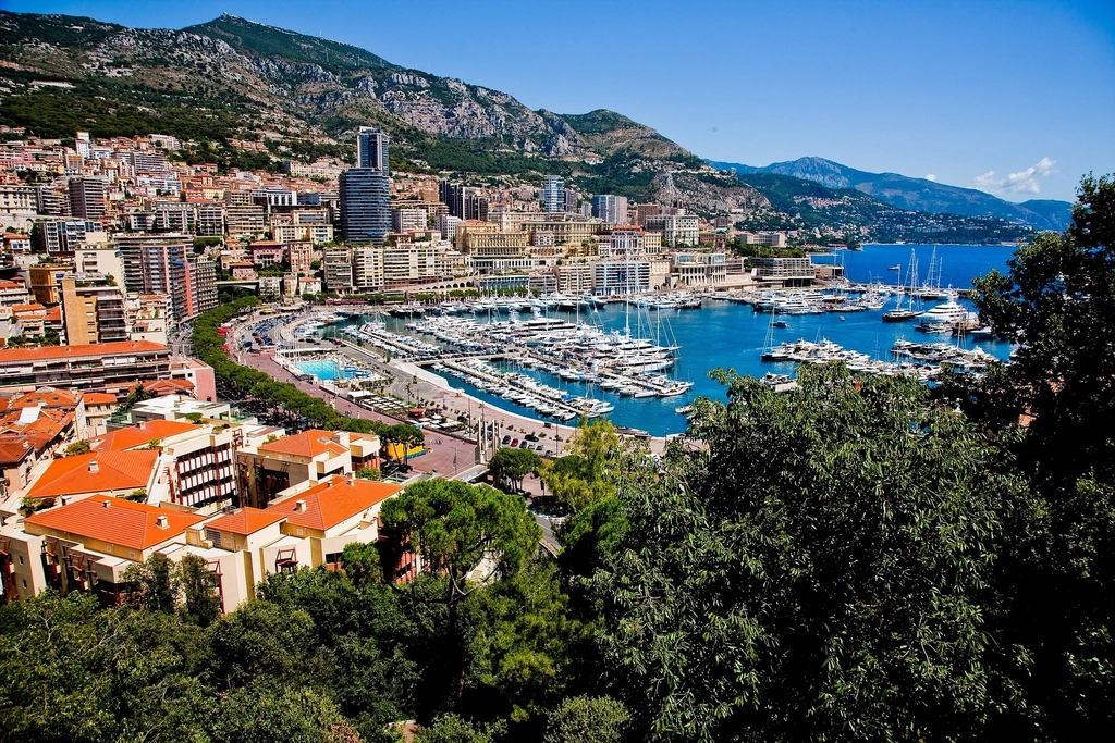 Monaco: Lavish Luxury by the Sea (image credits: rawpixel)