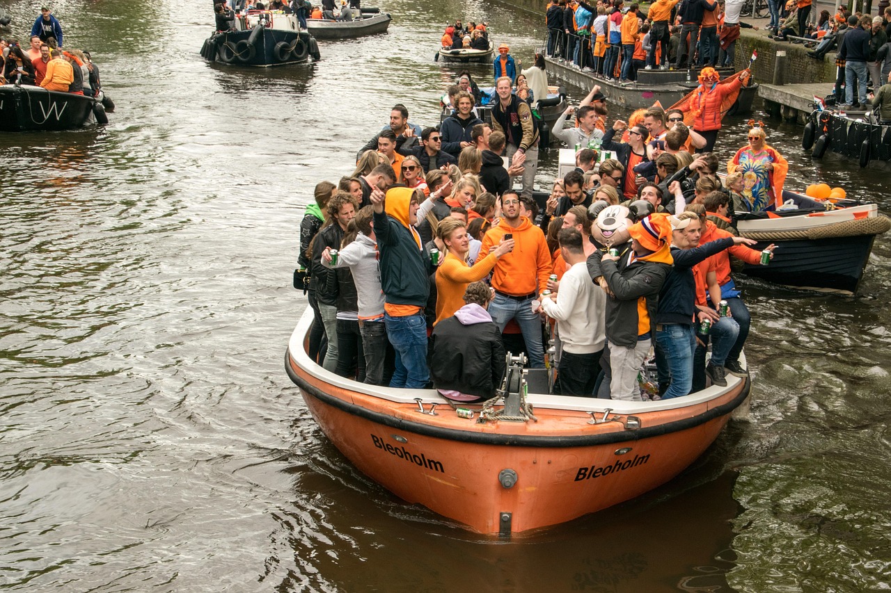 Amsterdam, Netherlands: Canals at a Crossroads (image credits: pixabay)