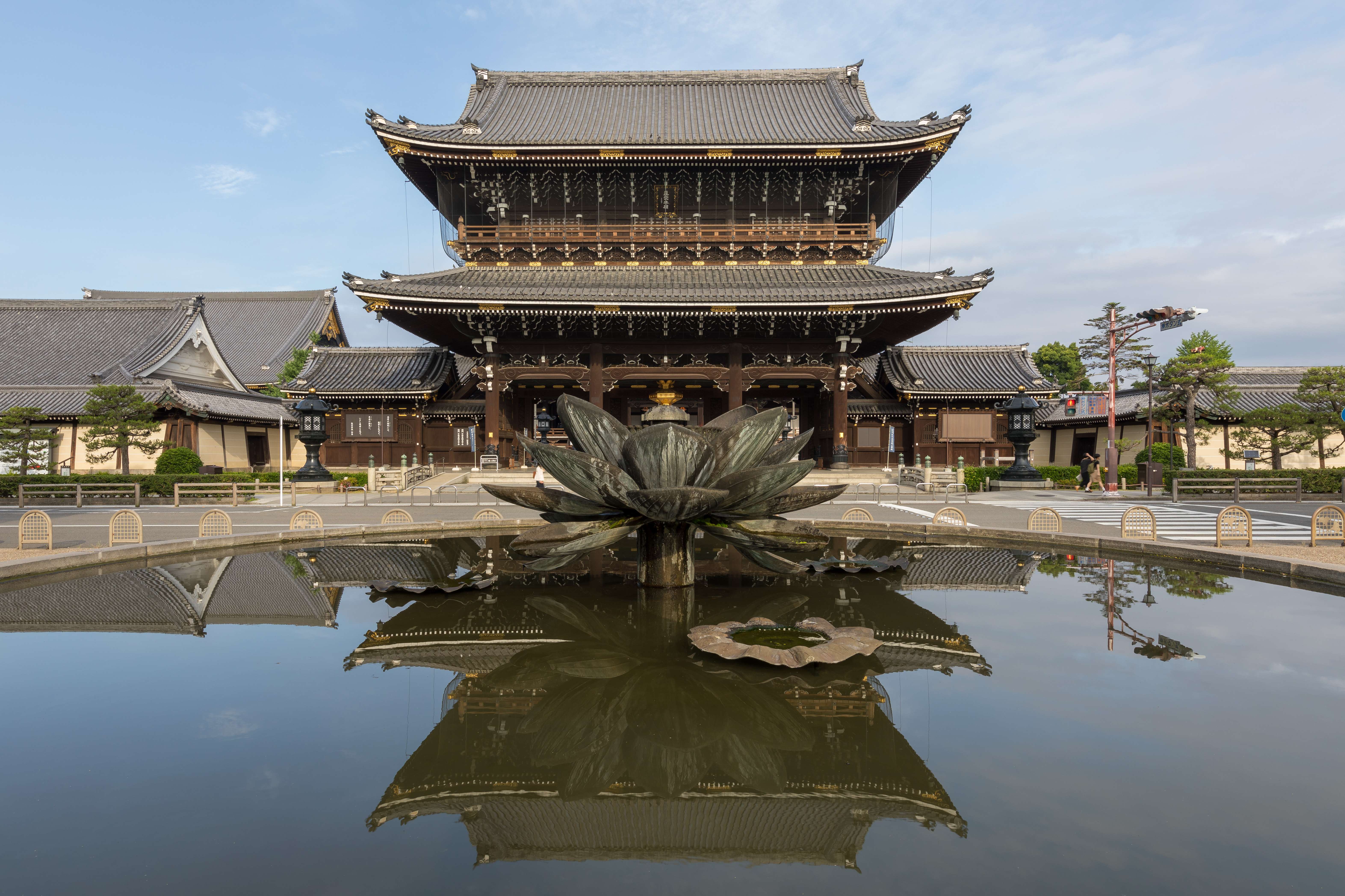 Japan Tradition Meets Technology (image credits: wikimedia)
