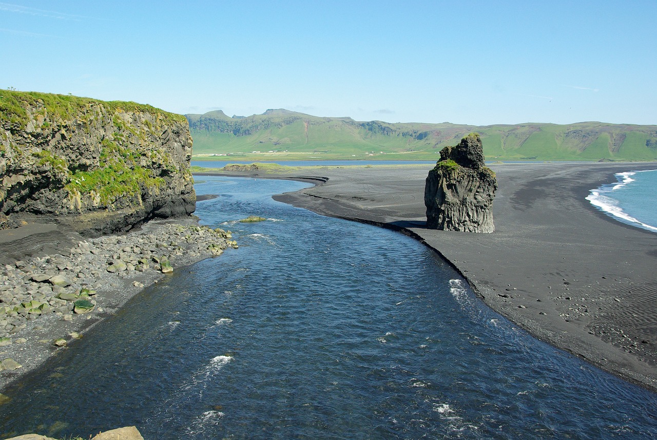 Iceland: Hospitality in the Land of Fire and Ice (image credits: pixabay)
