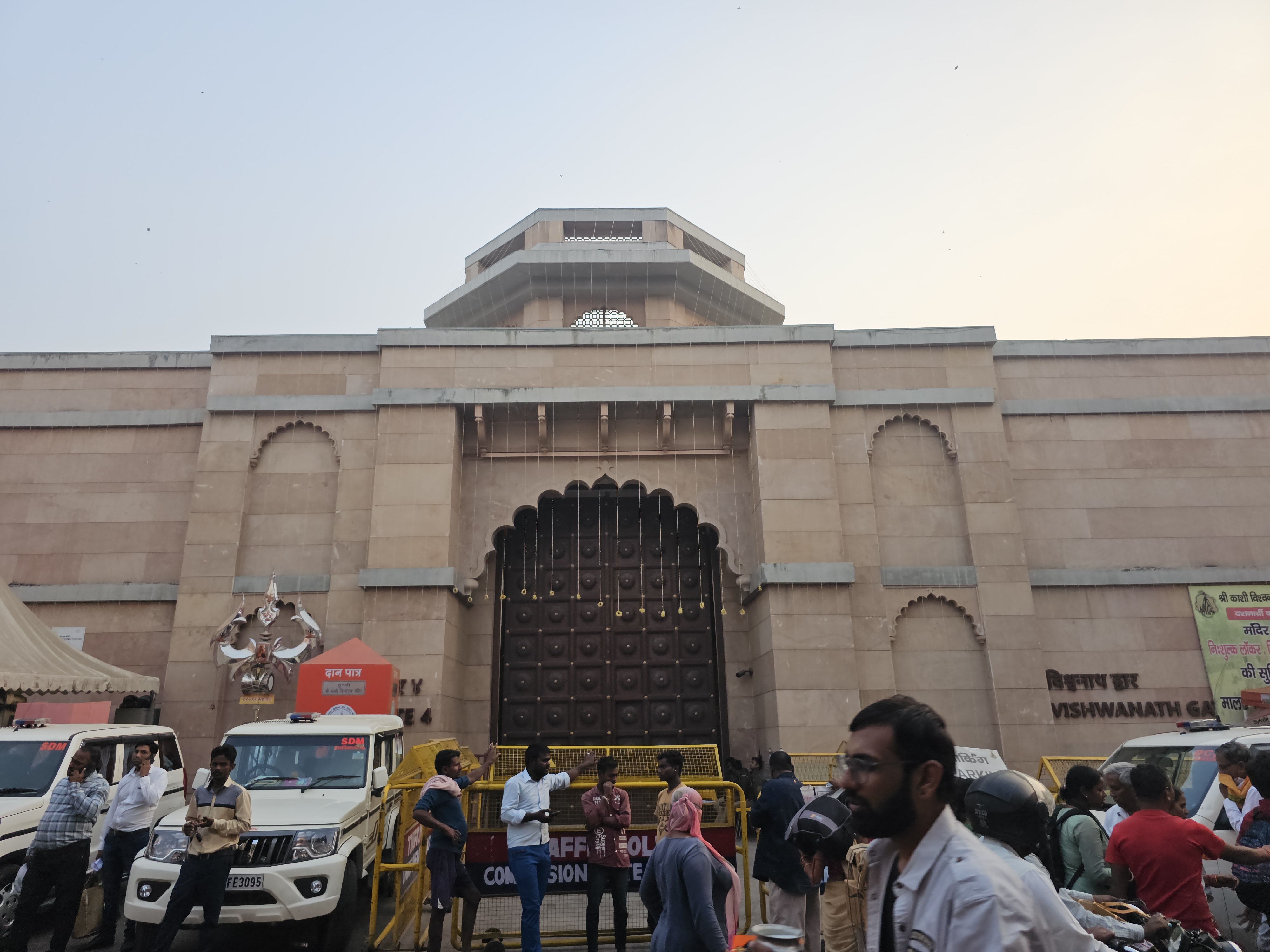 The Labyrinth of Temples: Kashi Vishwanath’s Magnetic Pull (image credits: wikimedia)