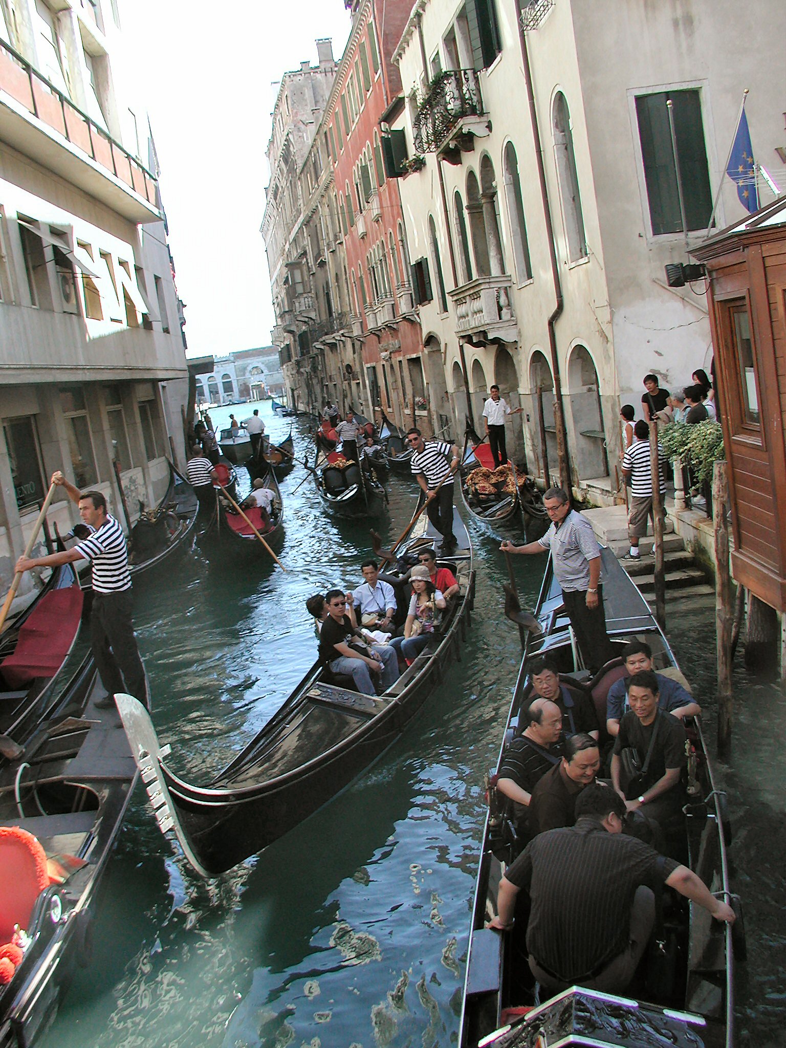Overcrowding in Tourist Hotspots (image credits: wikimedia)
