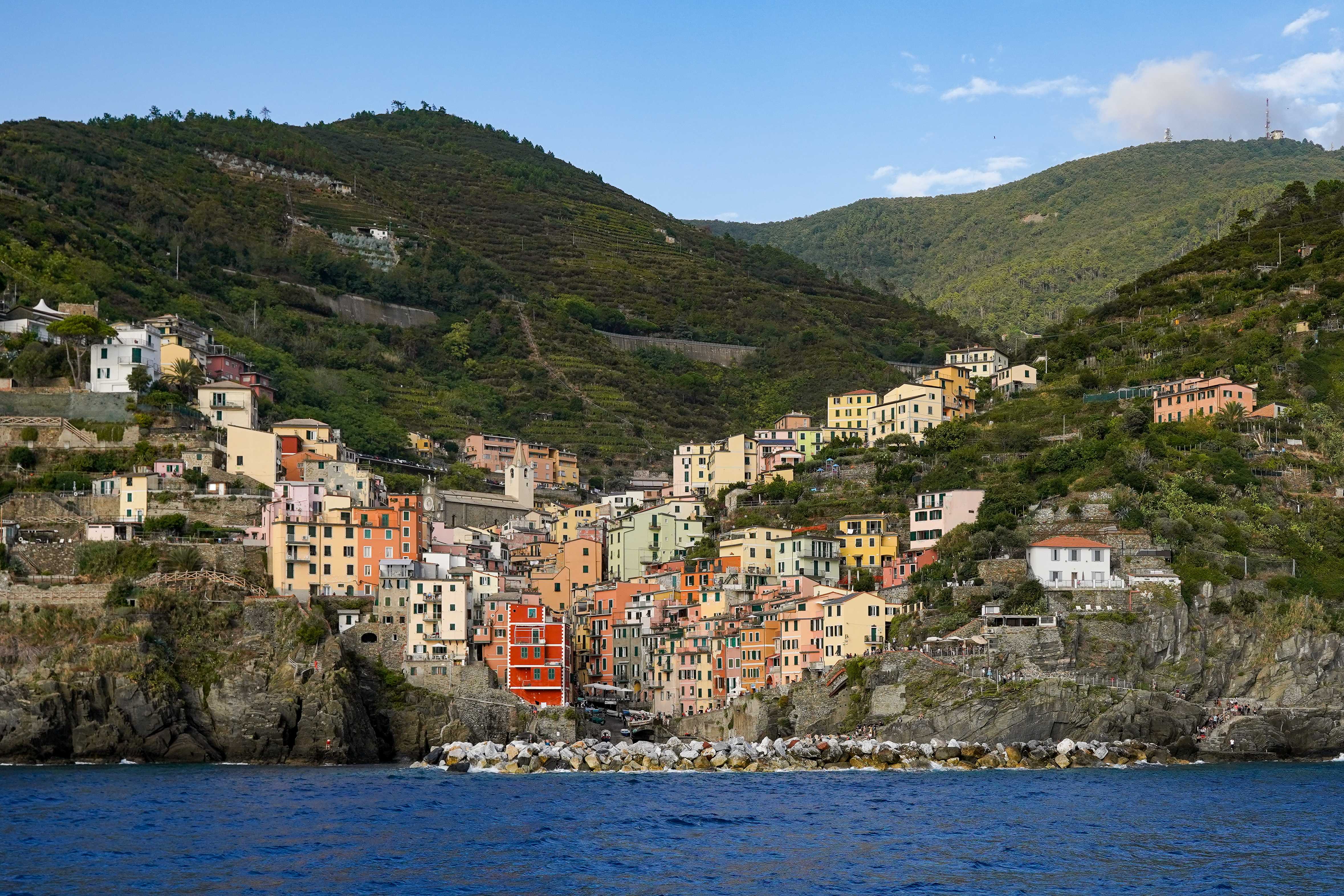 Cinque Terre Italy – When Train Platforms Become Sardine Cans (image credits: wikimedia)