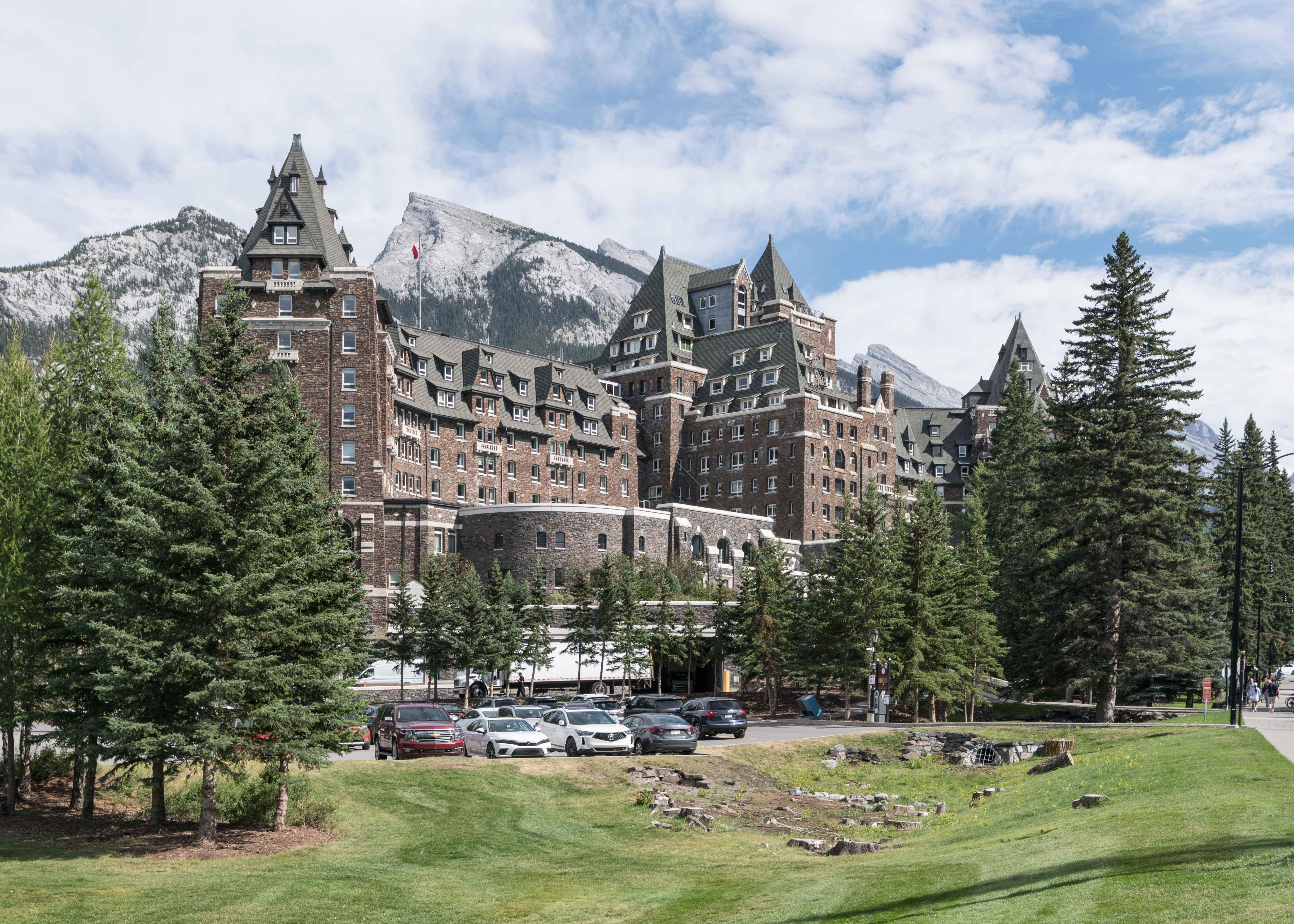 5. Fairmont Banff Springs Hotel, Canada (image credits: wikimedia)