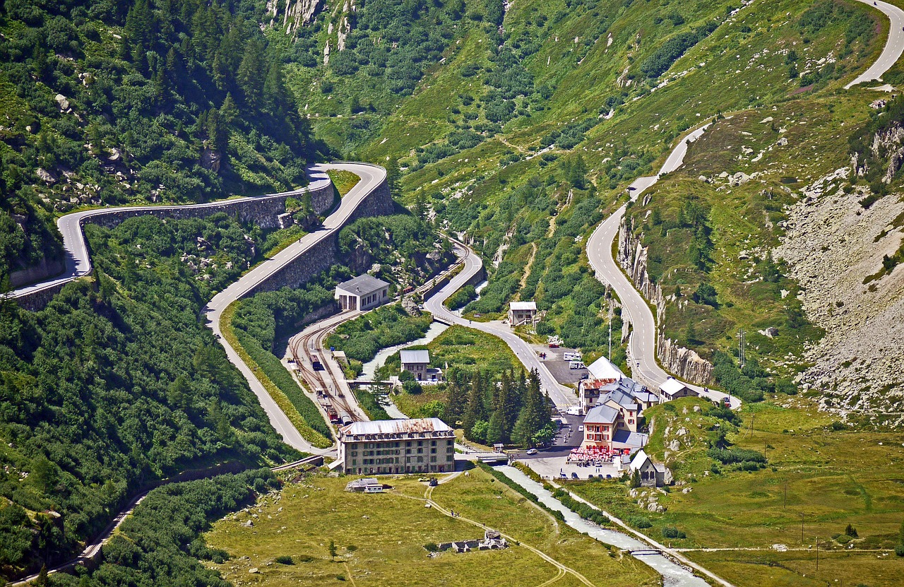Switzerland: Postcard-Perfect Passes and Lakes (image credits: pixabay)