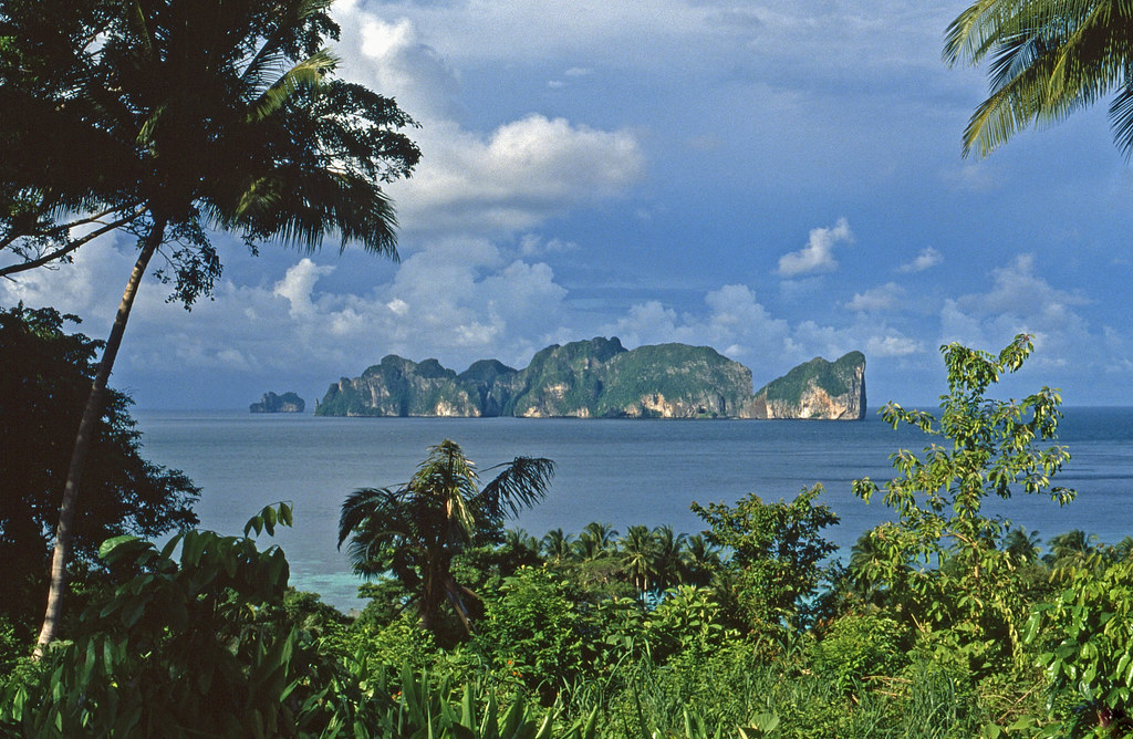 Thailand Island Retreats Draw the Line (image credits: flickr)