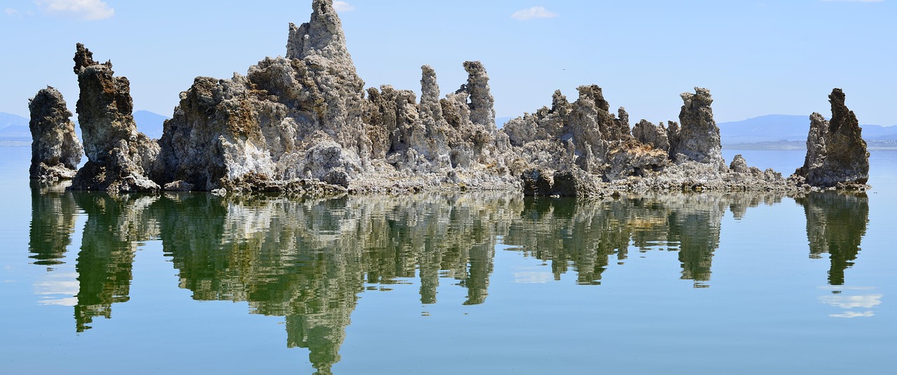 Mono Lake, California: A Dreamscape of Stone and Water (image credits: pixabay)