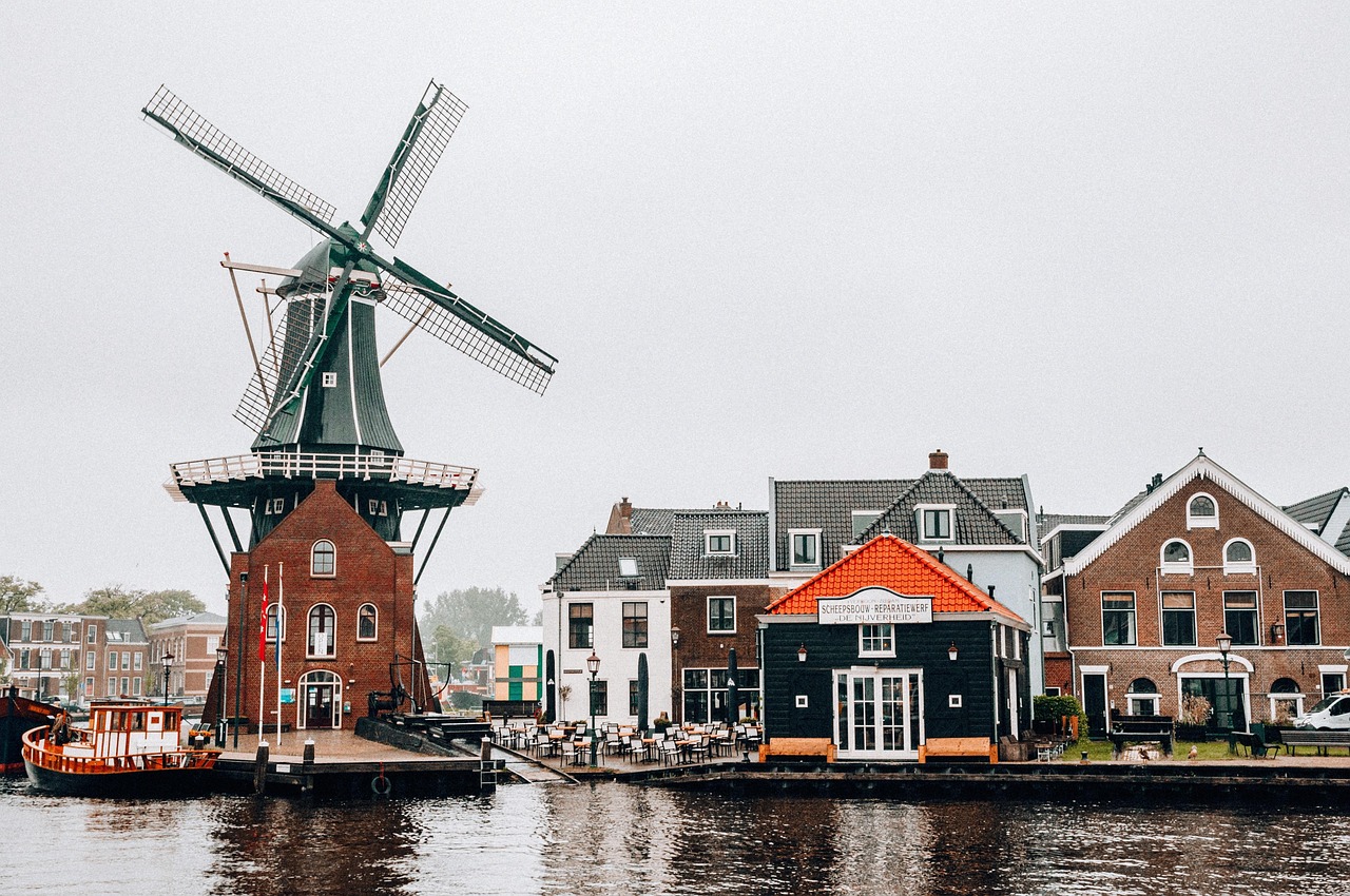 Netherlands: Pedaling Toward Happiness (image credits: pixabay)