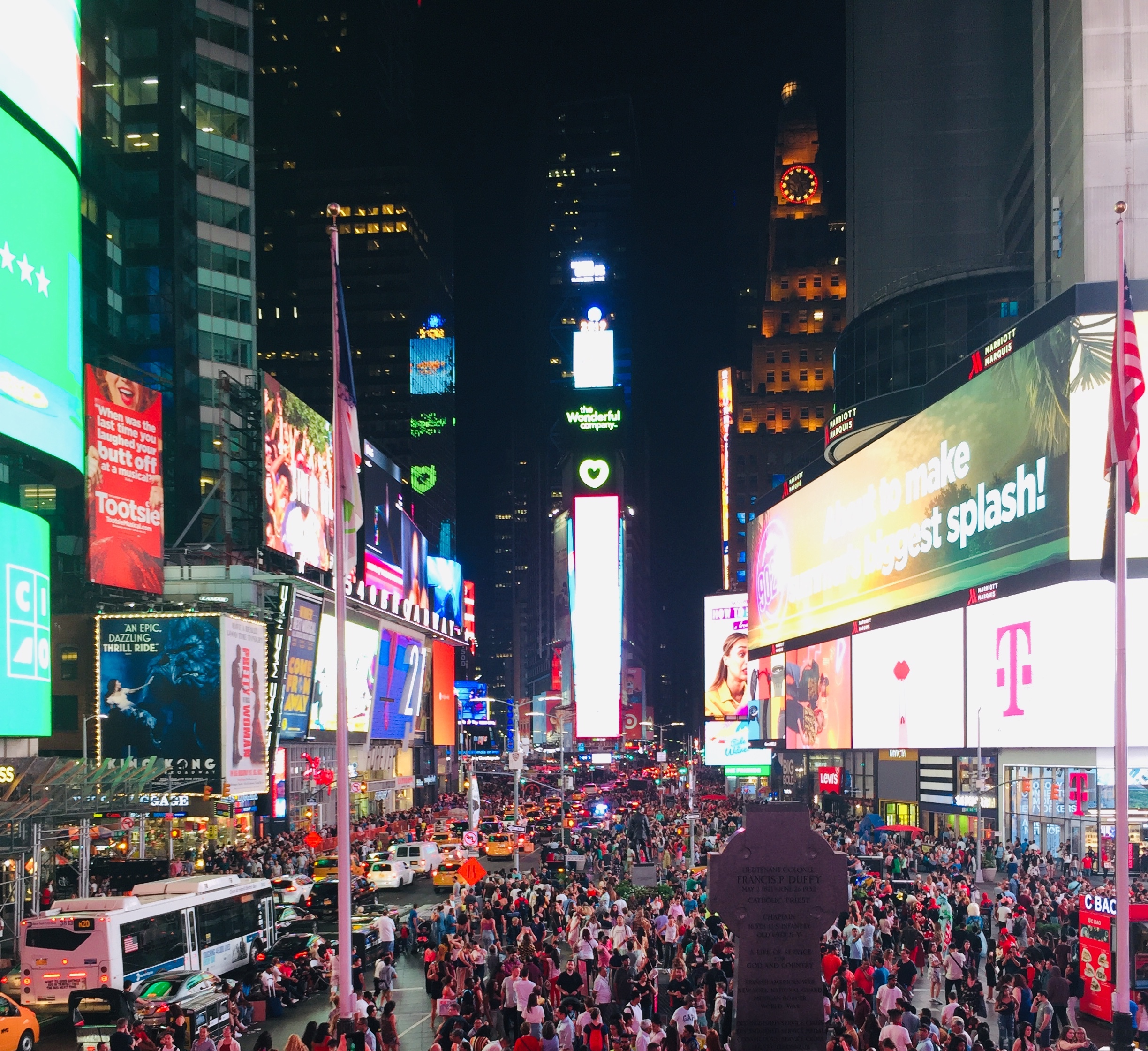 Times Square Overwhelms the Senses (image credits: wikimedia)