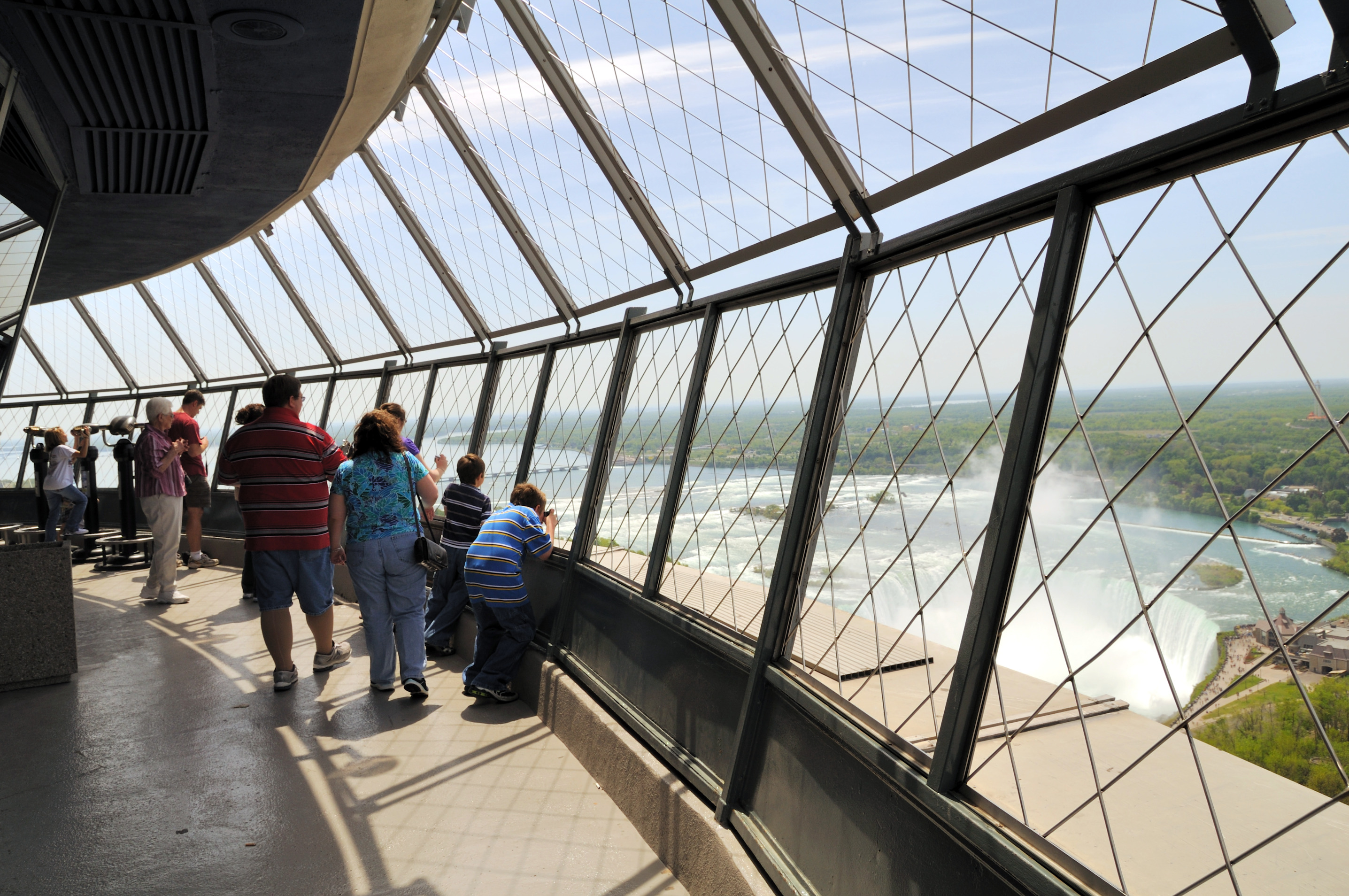 Niagara Falls Crowded Wonder (image credits: wikimedia)