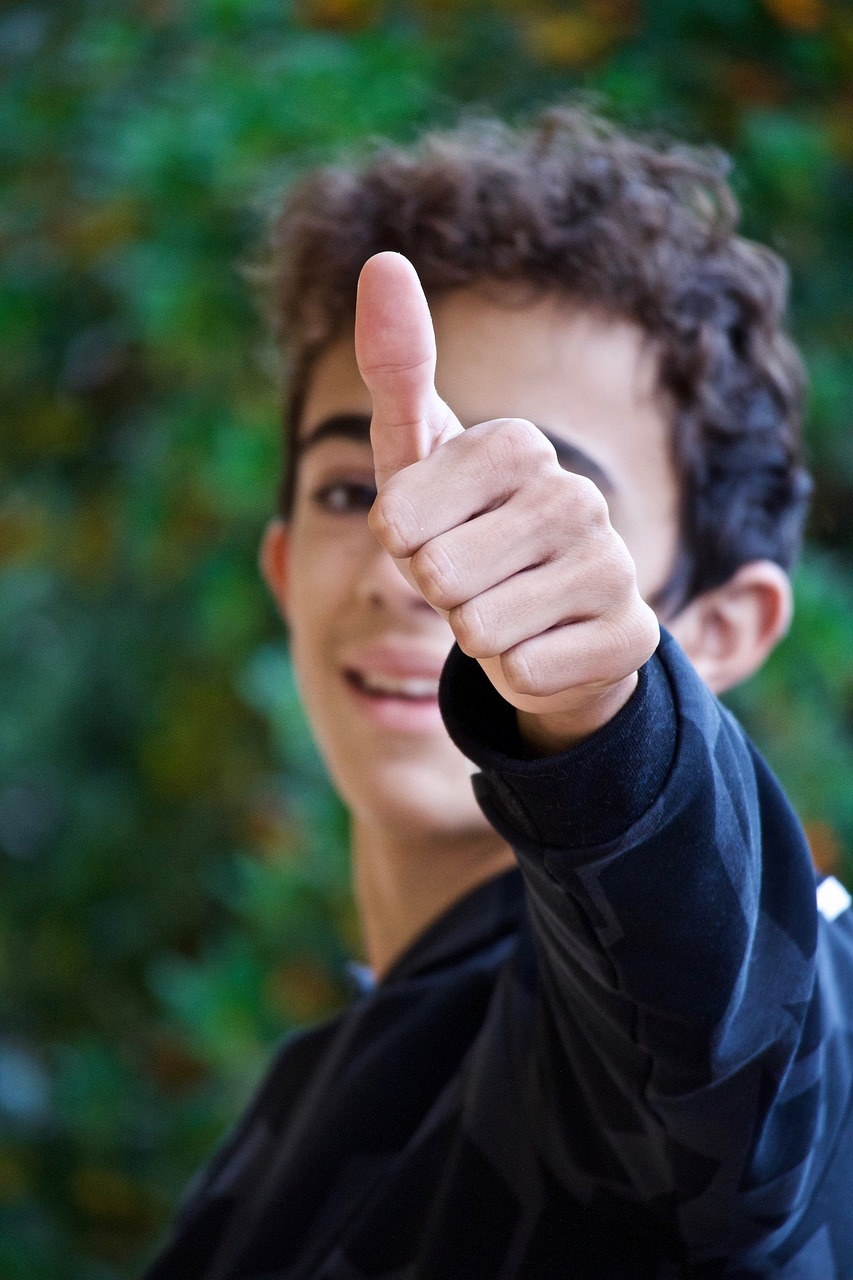 Your Thumbs Up Just Started a Fight in Greece (image credits: pixabay)