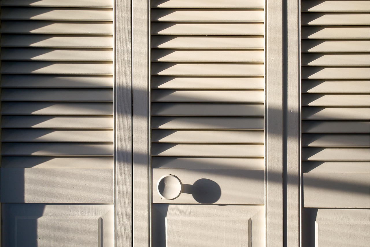 Closet Door Handles and Surfaces (image credits: pixabay)