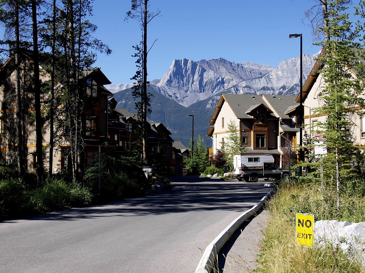 Canmore, Alberta: Gateway to the Rockies Struggles with Growth (image credits: pixabay)