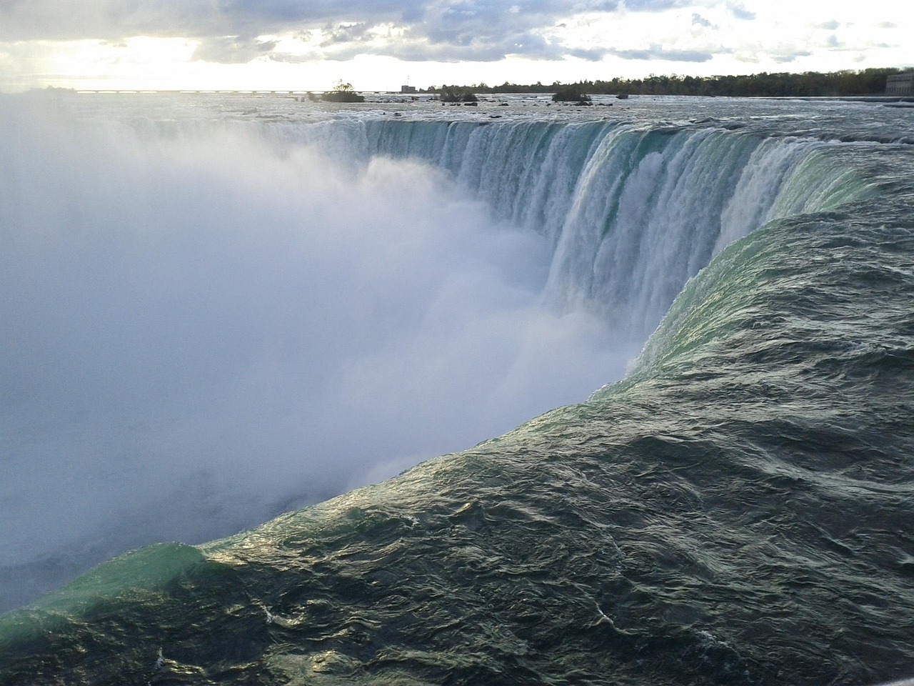 Niagara Falls Drowns in Commercial Noise (image credits: pixabay)