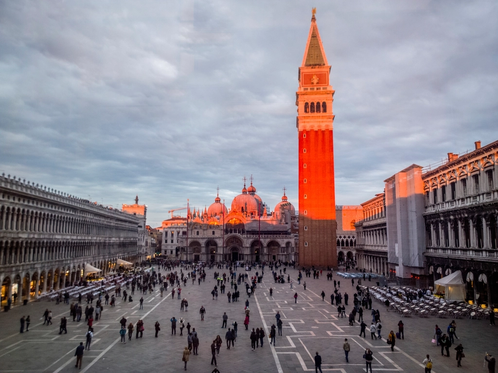 Venice’s Summer Reality—What You Need to Know (image credits: rawpixel)