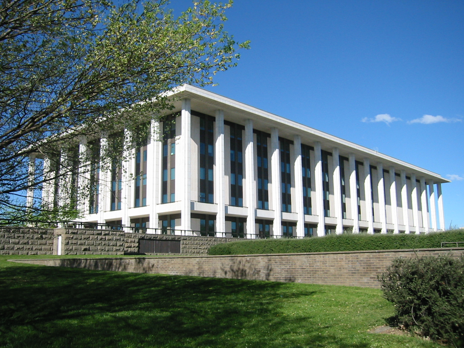 9. The National Library of Australia, Canberra, Australia (image credits: wikimedia)