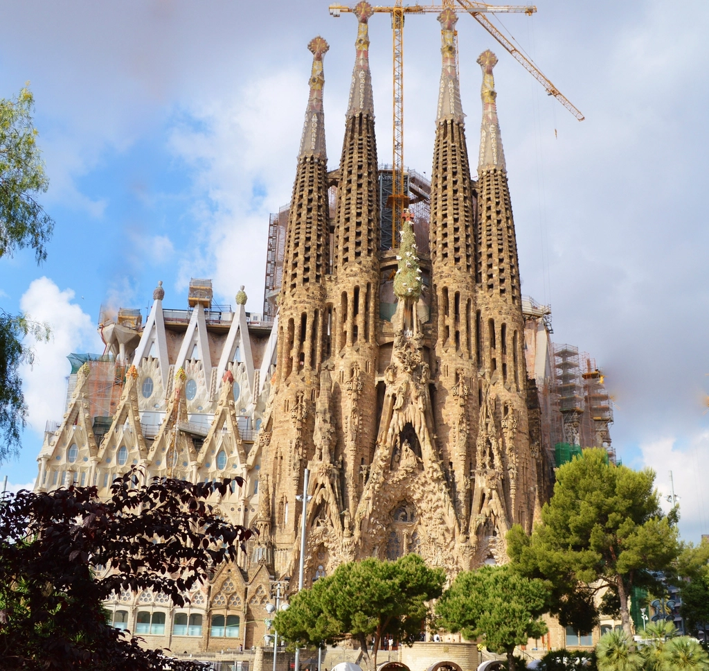Spain: Increased Regulations in Popular Regions (image credits: rawpixel)