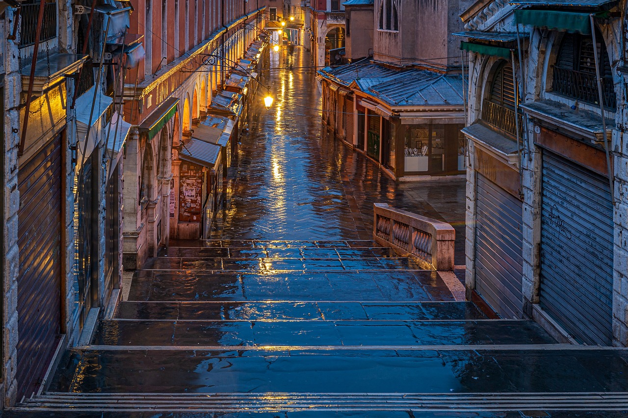 Venice, Italy: Sinking Under Tourist Footsteps (image credits: pixabay)