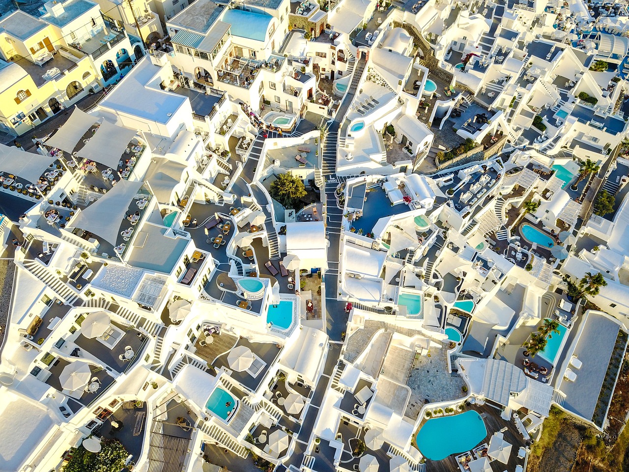 Santorini, Greece: The Reality Behind the Picturesque Views (image credits: pixabay)