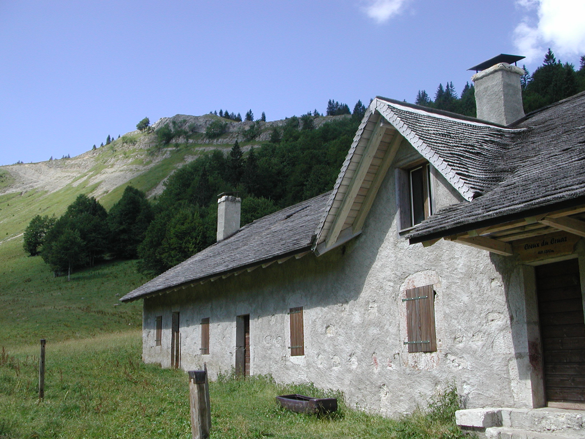 Switzerland Alpine Luxury and Pristine Beauty (image credits: wikimedia)