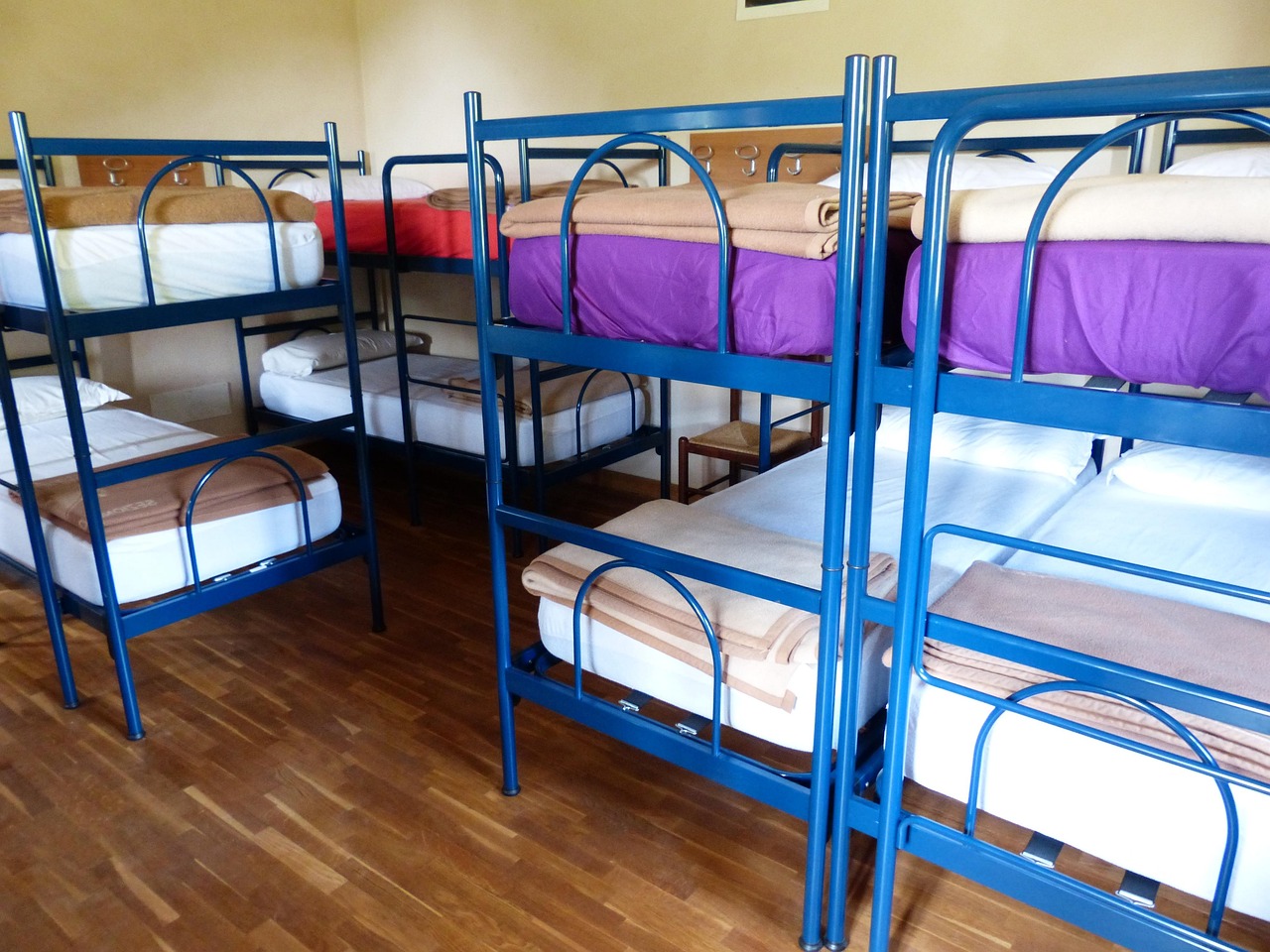 Overview of Couchsurfing and Hostels (image credits: pixabay)