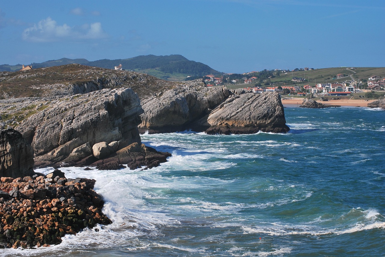 Spain: Cantabrian Waves and Pyrenean Peaks (image credits: pixabay)