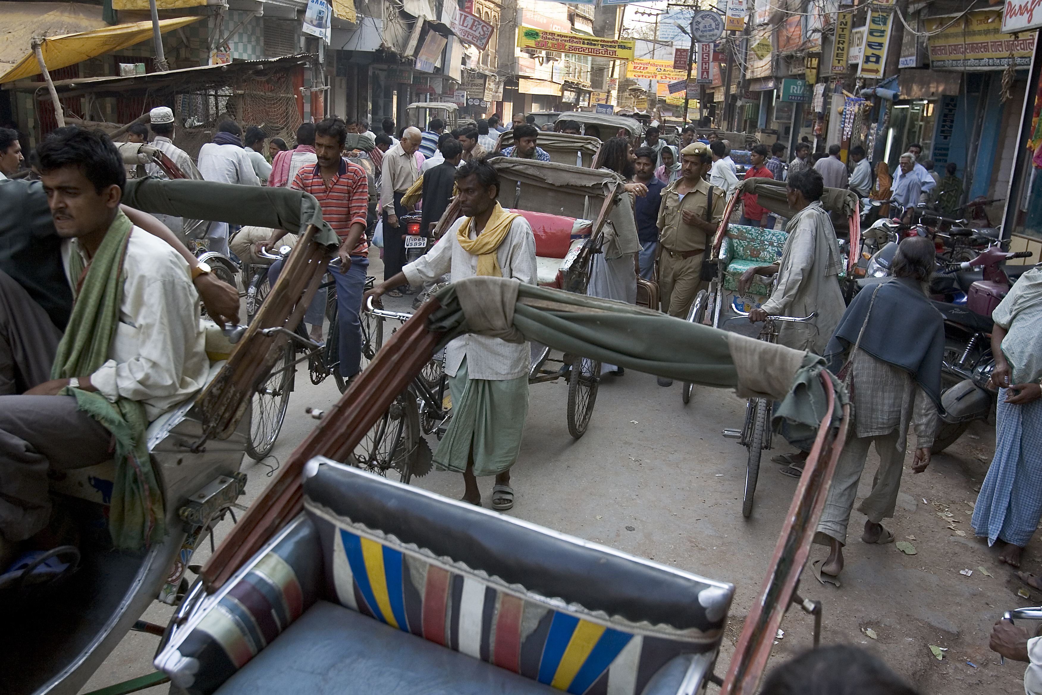 The Chaos of Varanasi: A City of Contrasts (image credits: wikimedia)