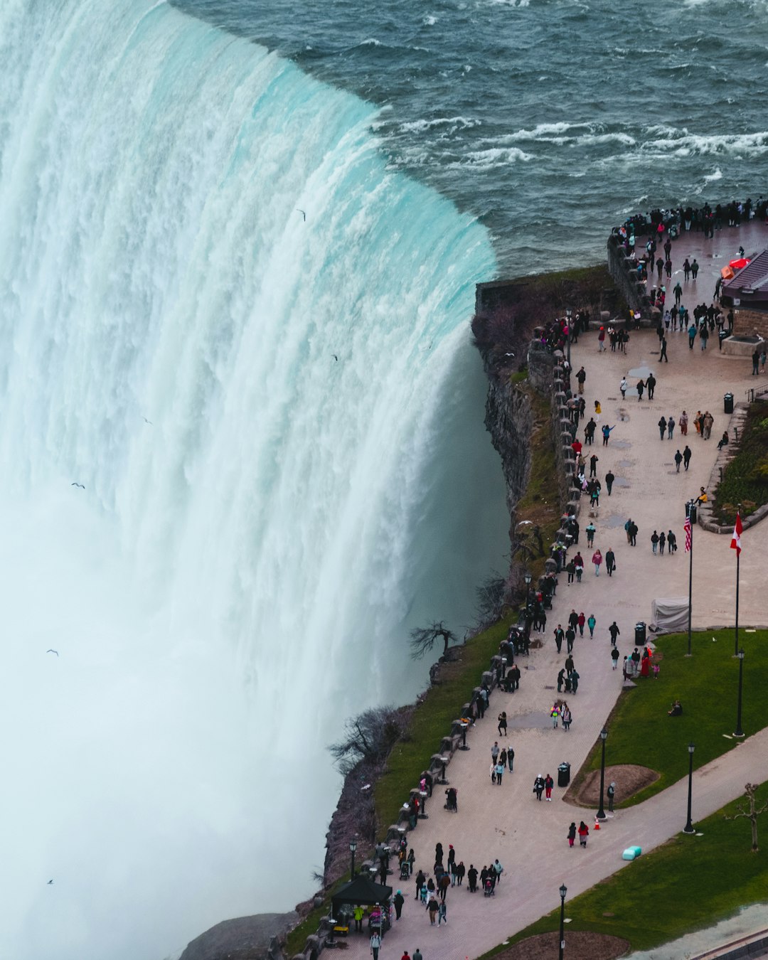 Niagara on the Lake Crowds and Cabernet (image credits: unsplash)