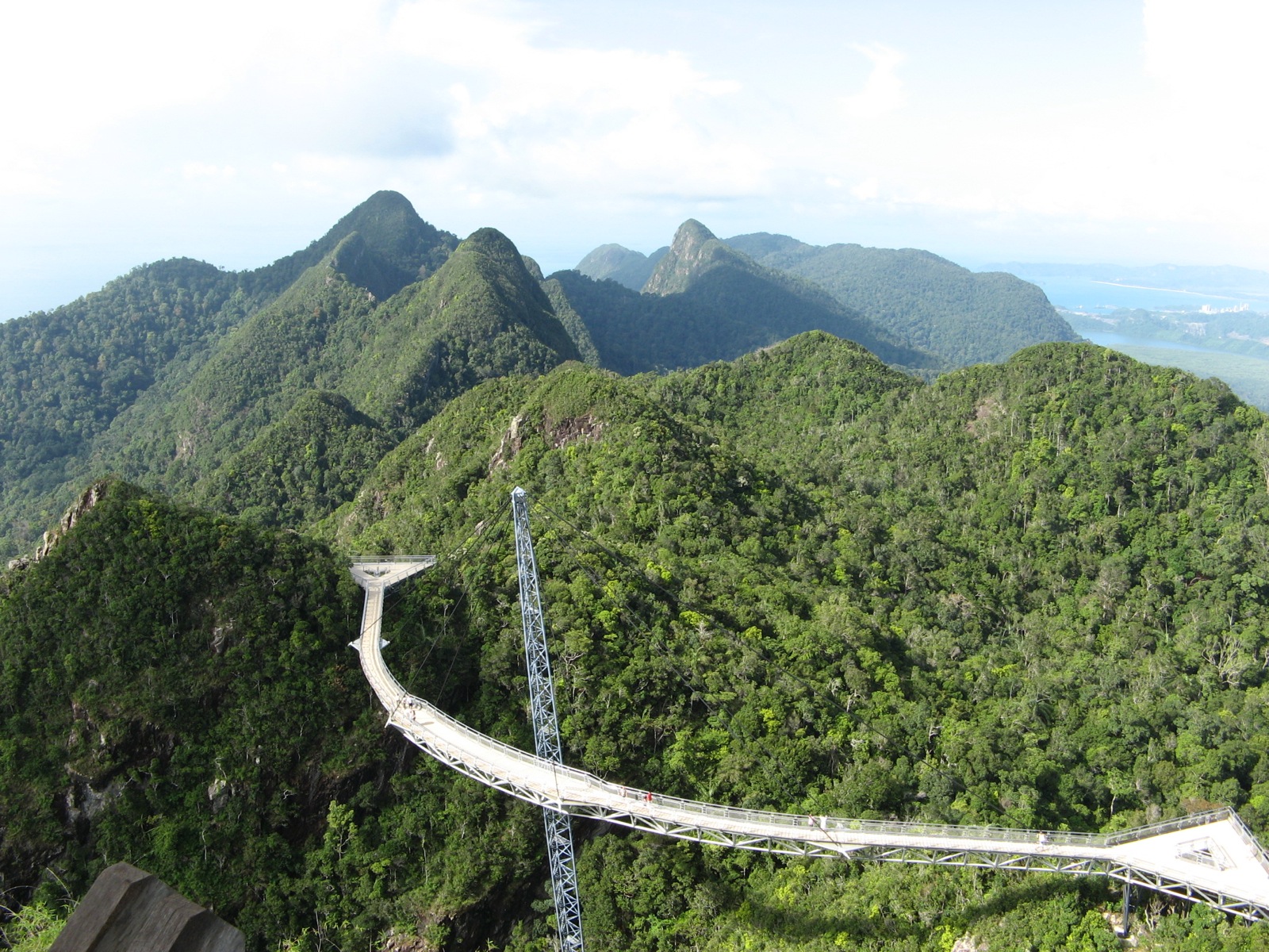 Langkawi Sky Bridge, Malaysia (image credits: wikimedia)