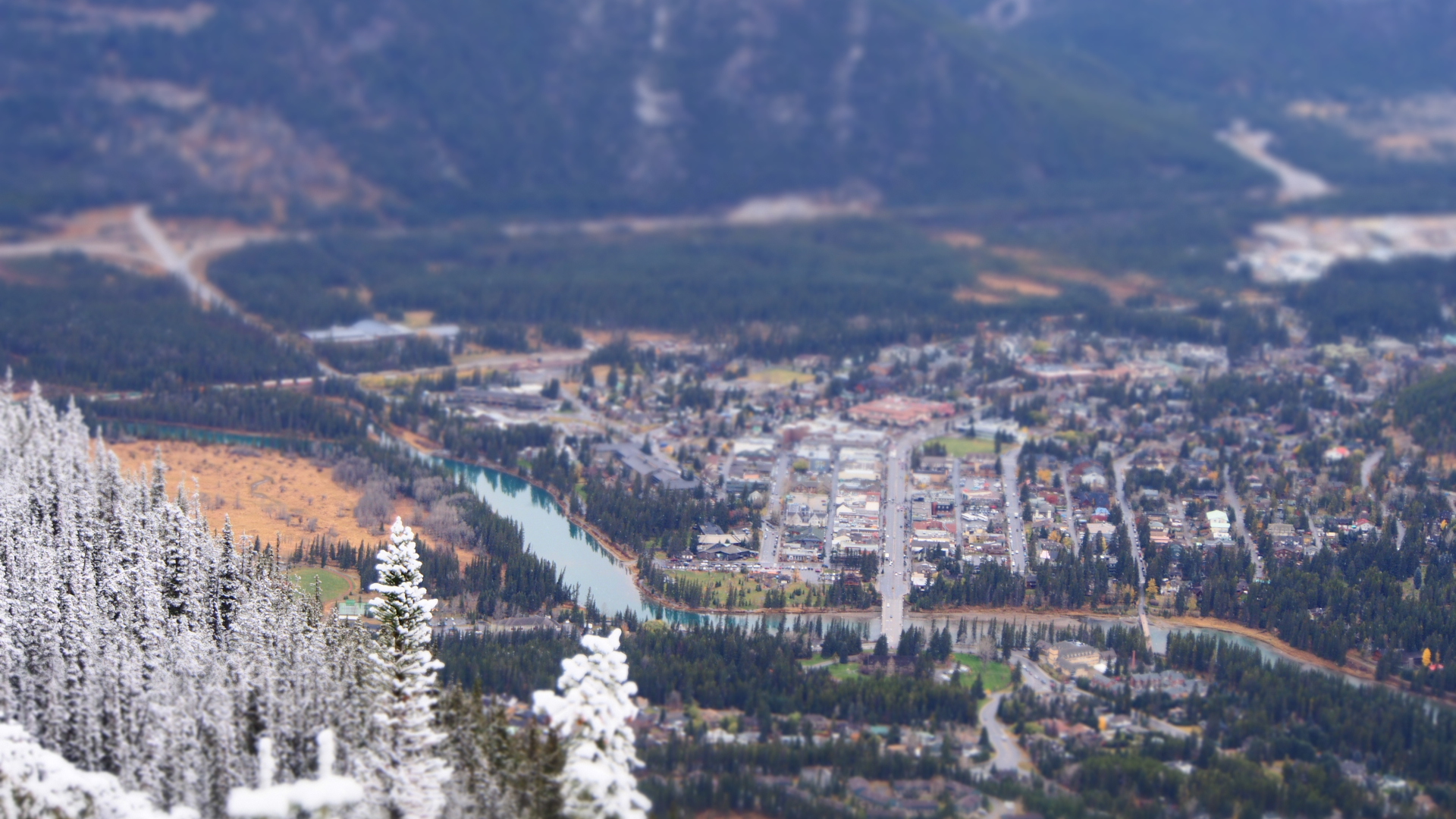 Banff Crowds in the Wilderness (image credits: wikimedia)