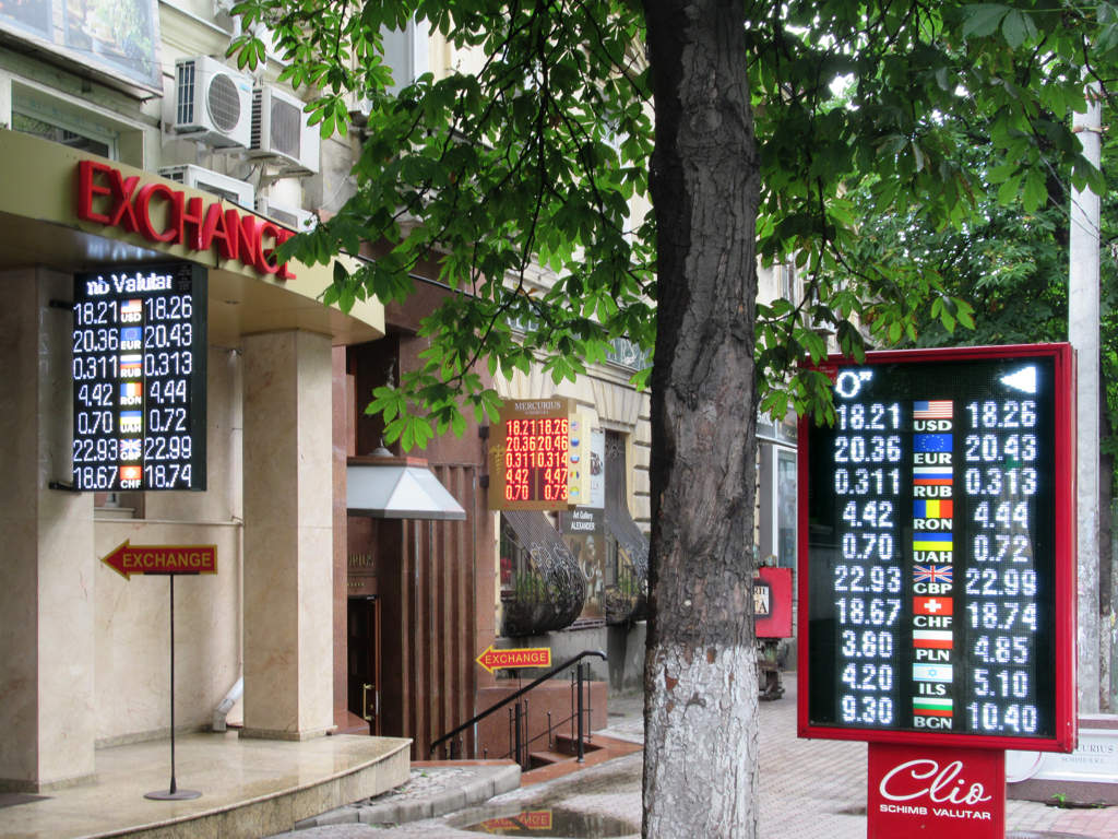 Keep an Eye on Exchange Rates (image credits: wikimedia)