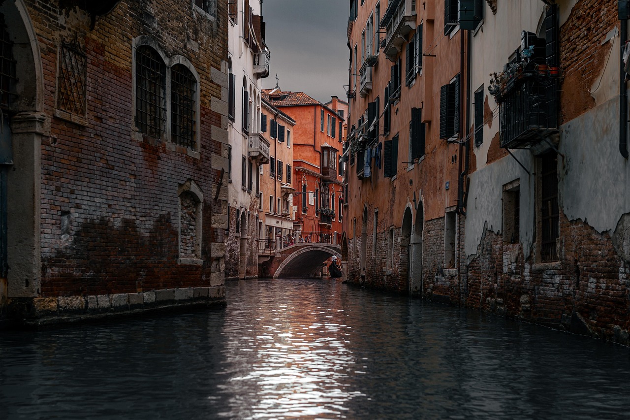 Venice, Italy: Sinking Under Its Own Popularity (image credits: pixabay)