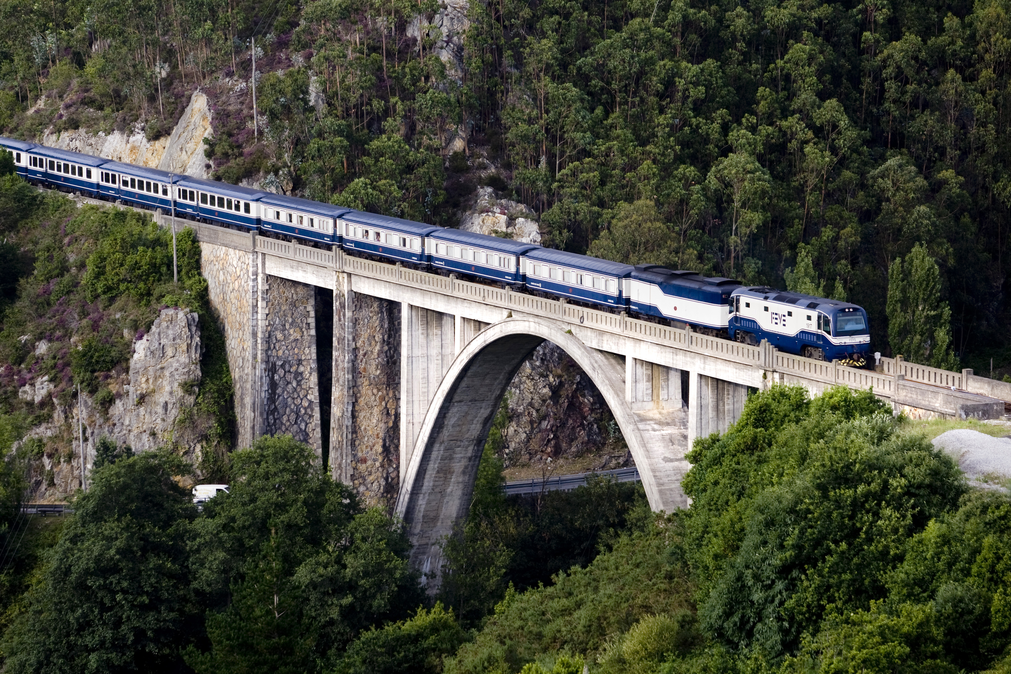 El Transcantábrico Gran Lujo: Spanish Passion on Rails (image credits: wikimedia)