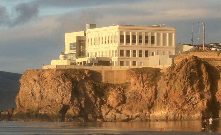 The Cliff House – Cape Neddick, Maine (image credits: wikimedia)